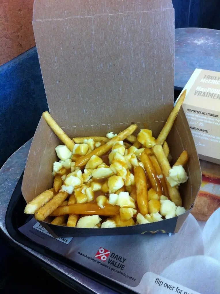 Poutine Mcdonalds Canada / Watch Me Eat Poutine At A Canadian Mcdonalds