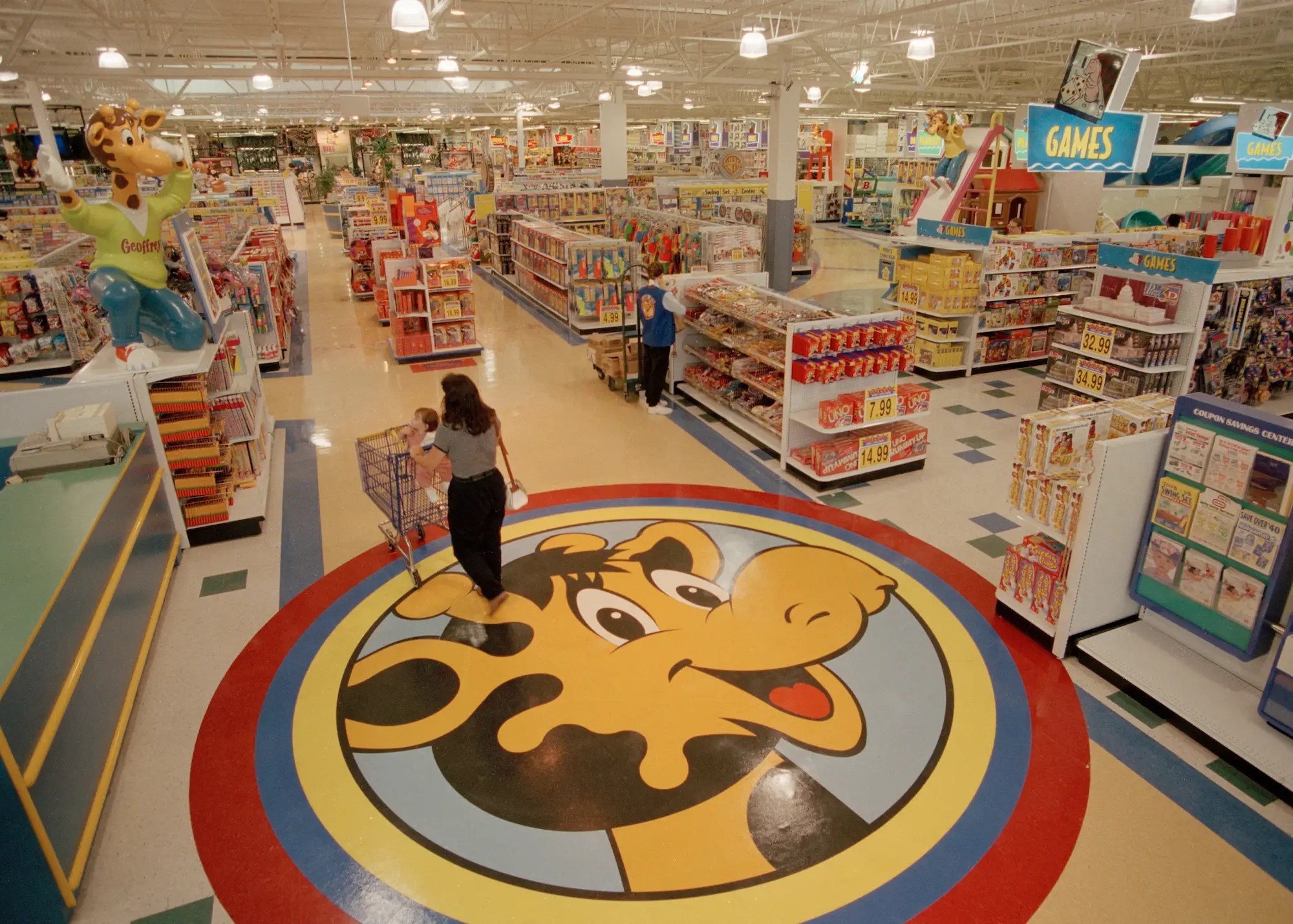 Toys R Us' Closing Stores Has Fans Sharing Fond Memories Photos