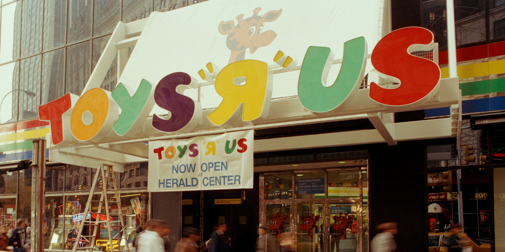 Toys R Us' Closing Stores Has Fans Sharing Fond Memories Photos