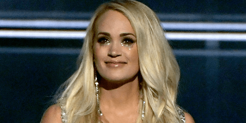 Watch Carrie Underwood's ACM Awards Performance After Accident