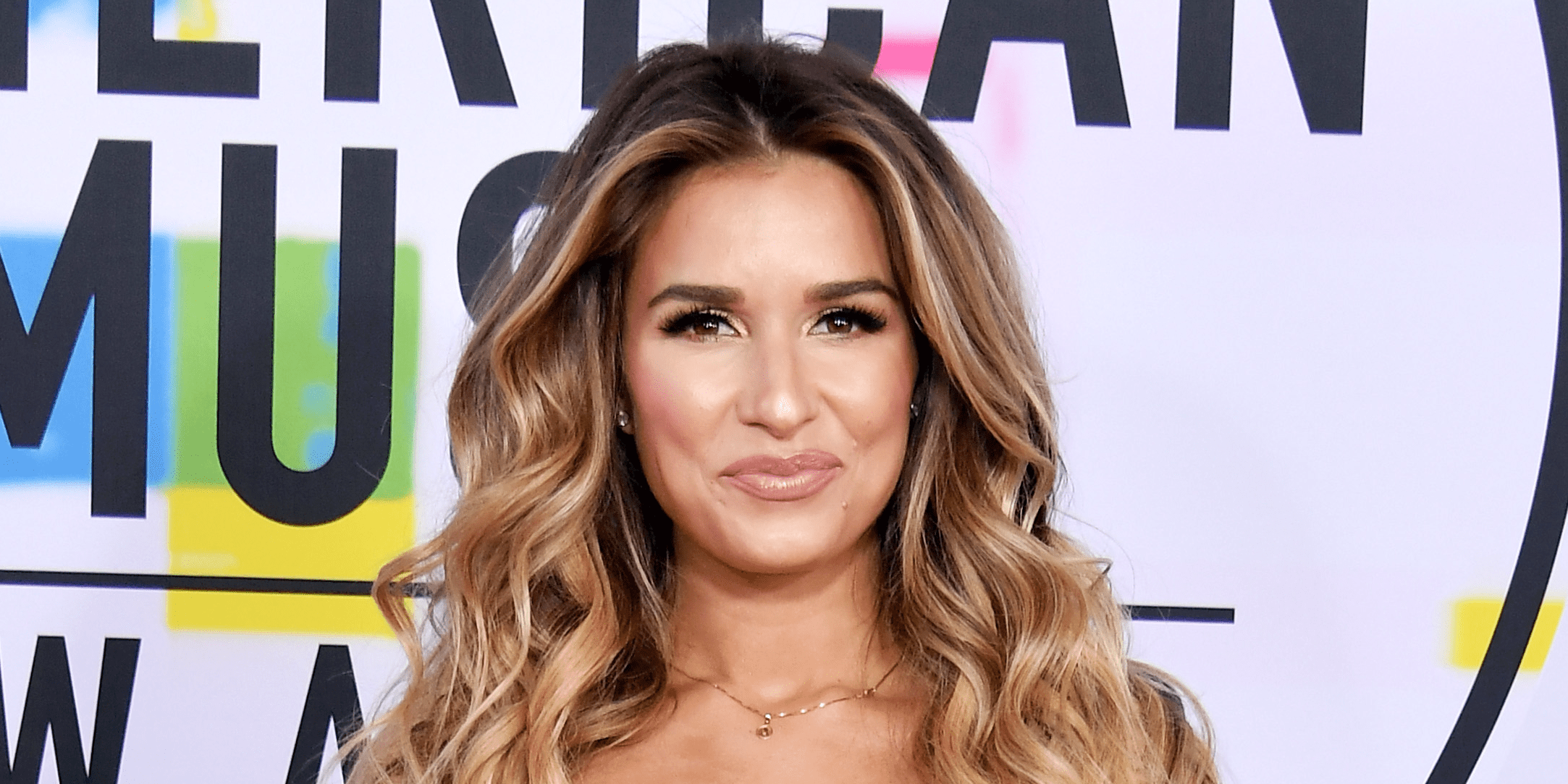 Jessie James Decker Shows Off Her Swollen Stomach After Giving Birth
