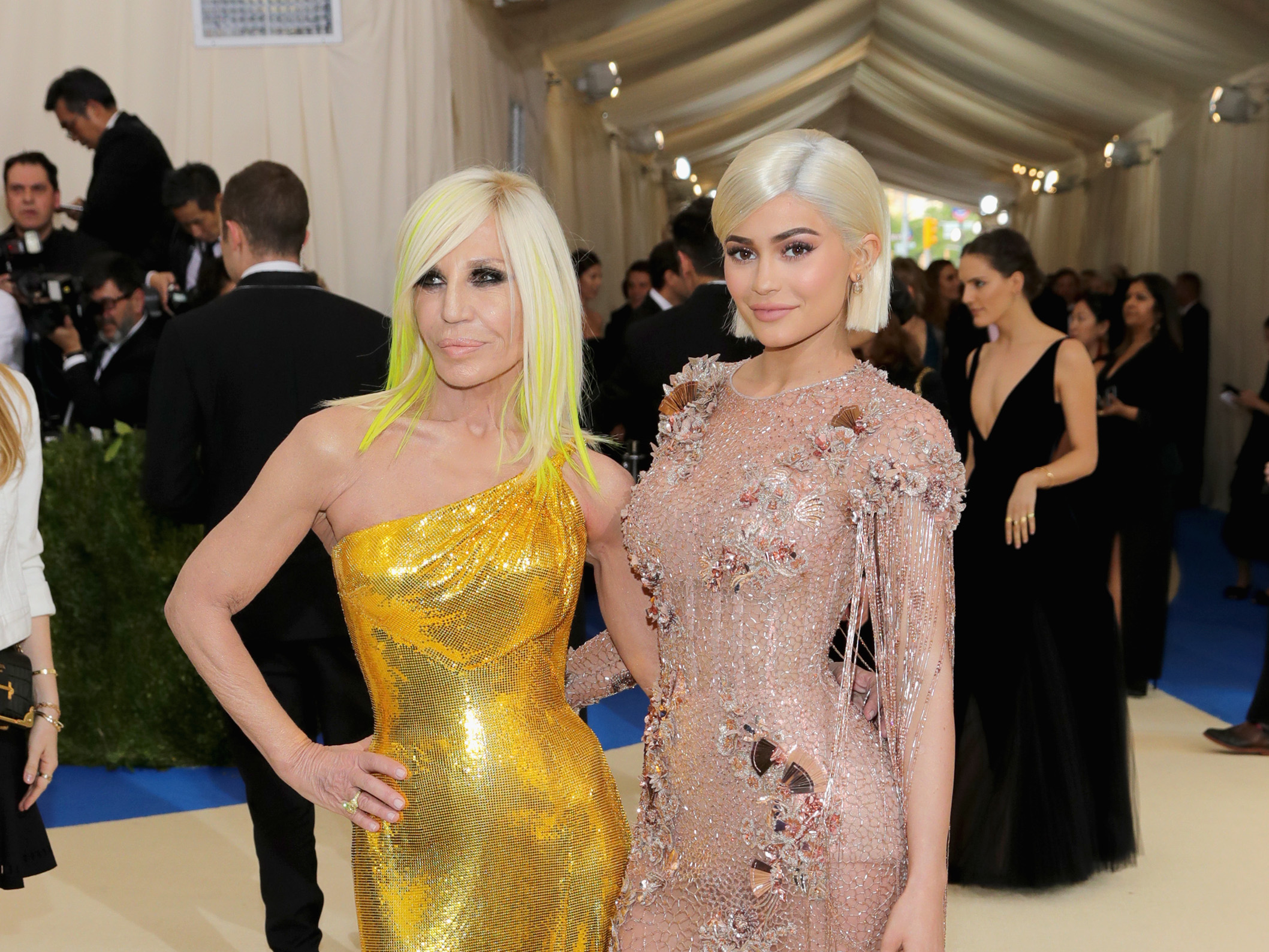 Descubrir 33+ imagen do michael kors employees get discounts at versace