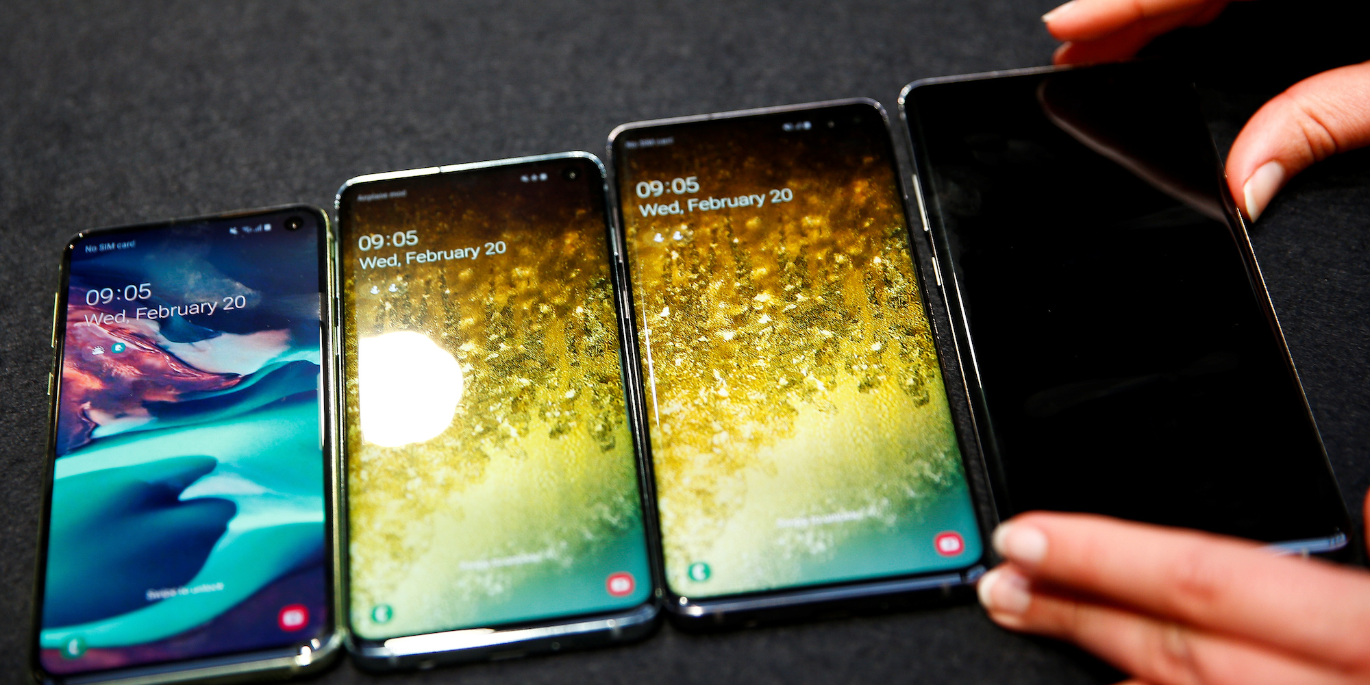 How to Keep a Samsung Galaxy S10 Screen on All the Time