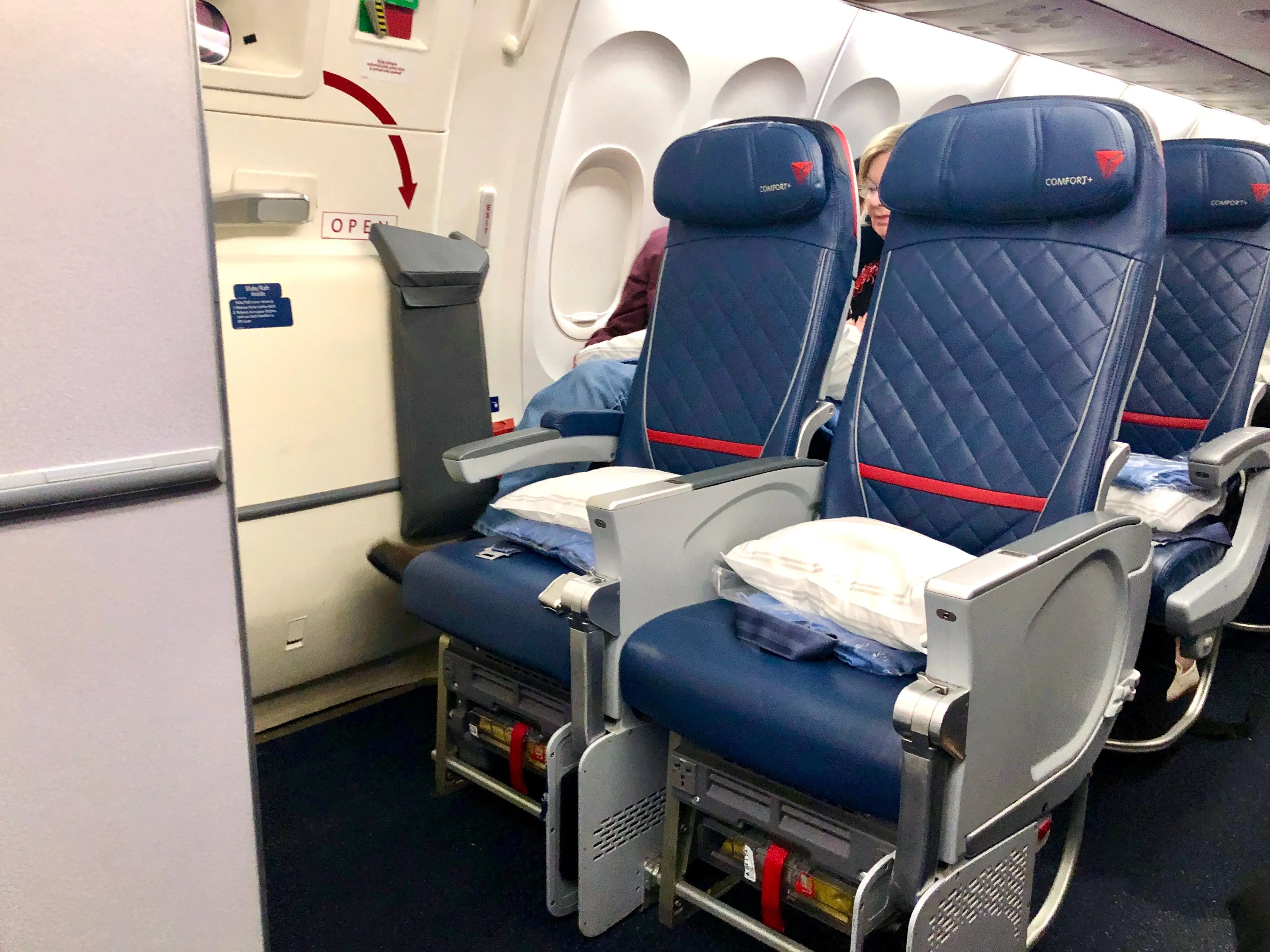 Delta Comfort Plus Flight to Iceland Extra Legroom Review, 757200