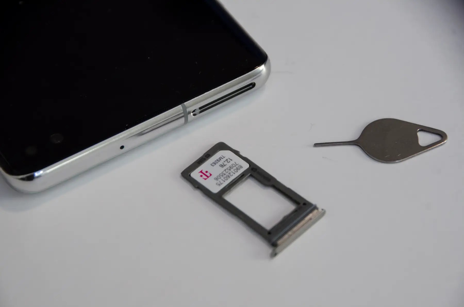 How to Remove the SIM Card From a Samsung Galaxy S10