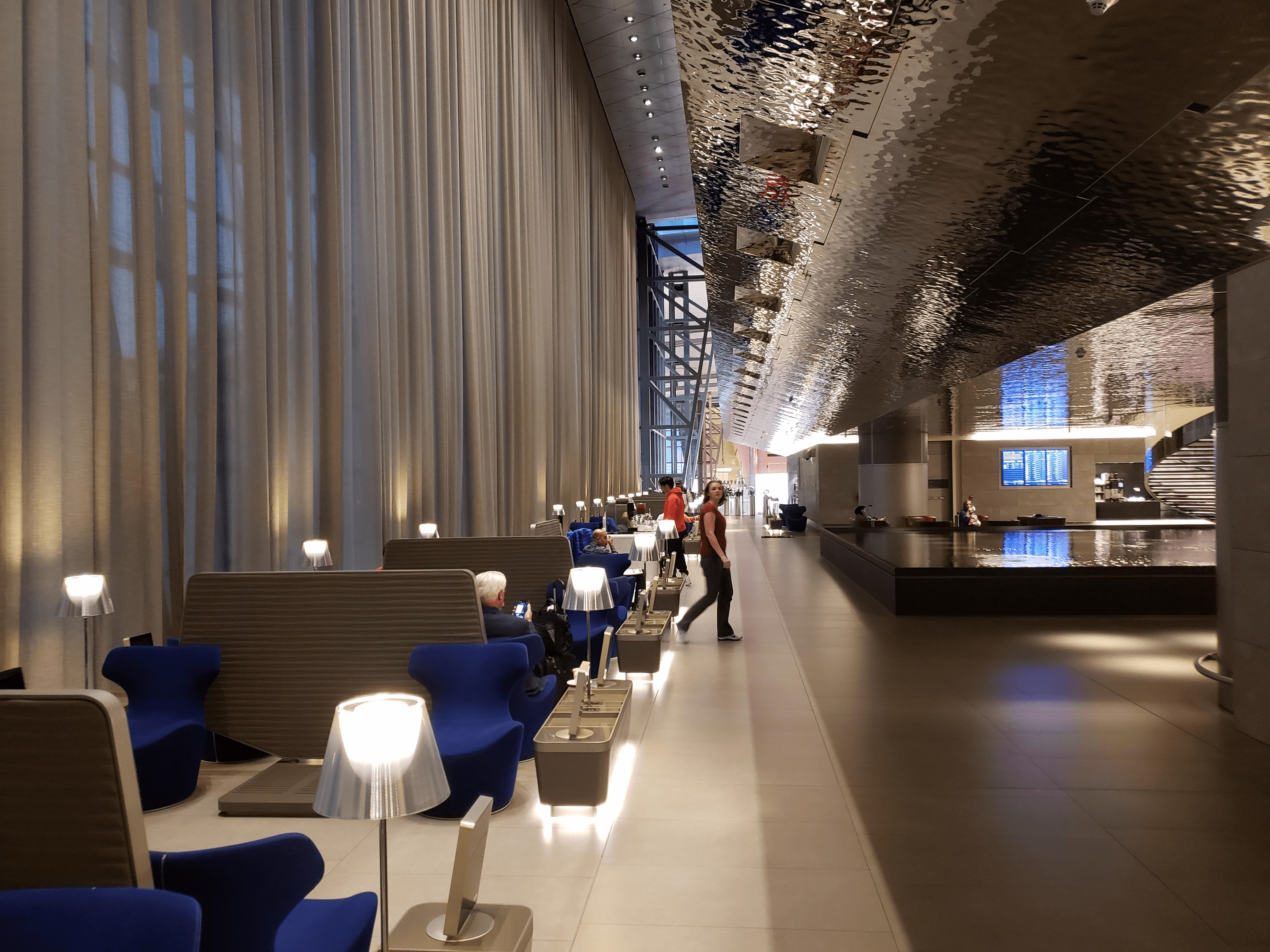 I spent a 4hour layover at the massive Qatar Airways Flagship business