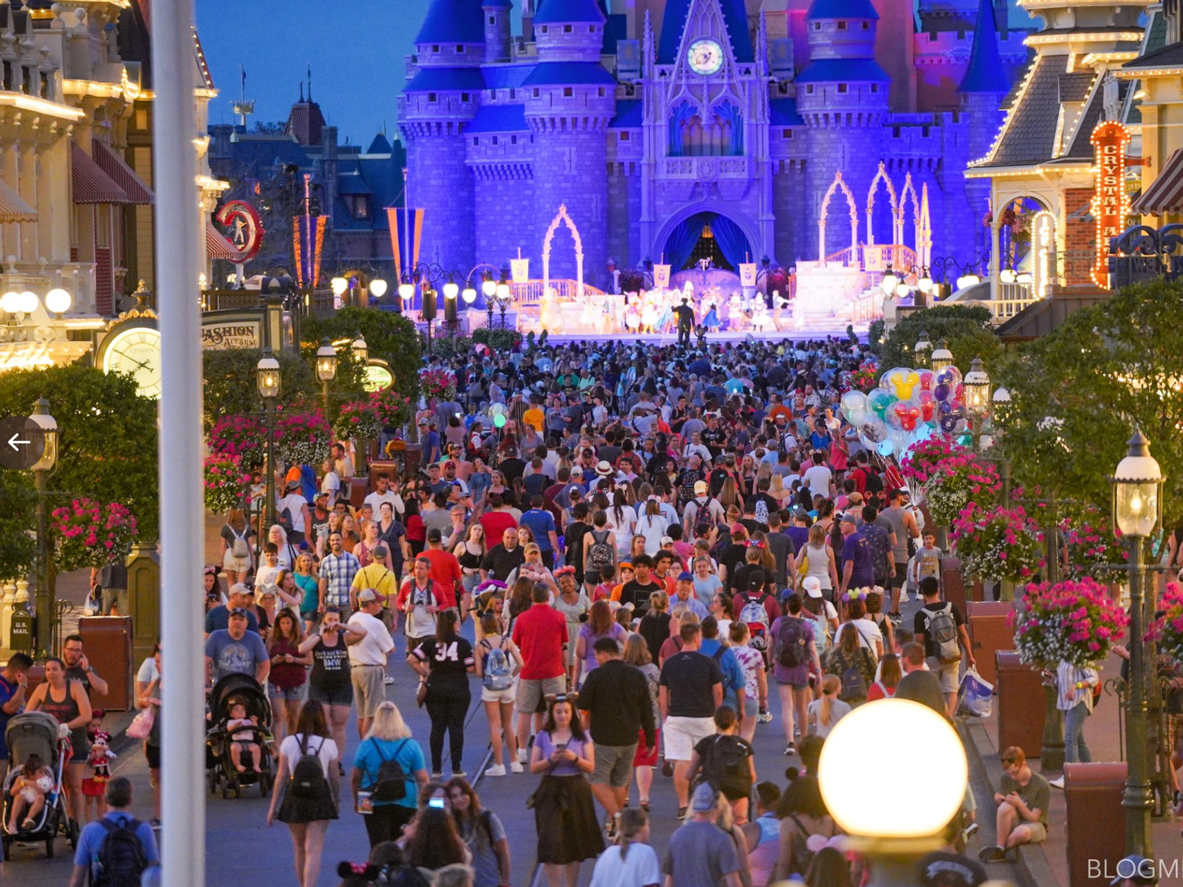 Mobs of people showed up for Disney World's closing fireworks show even