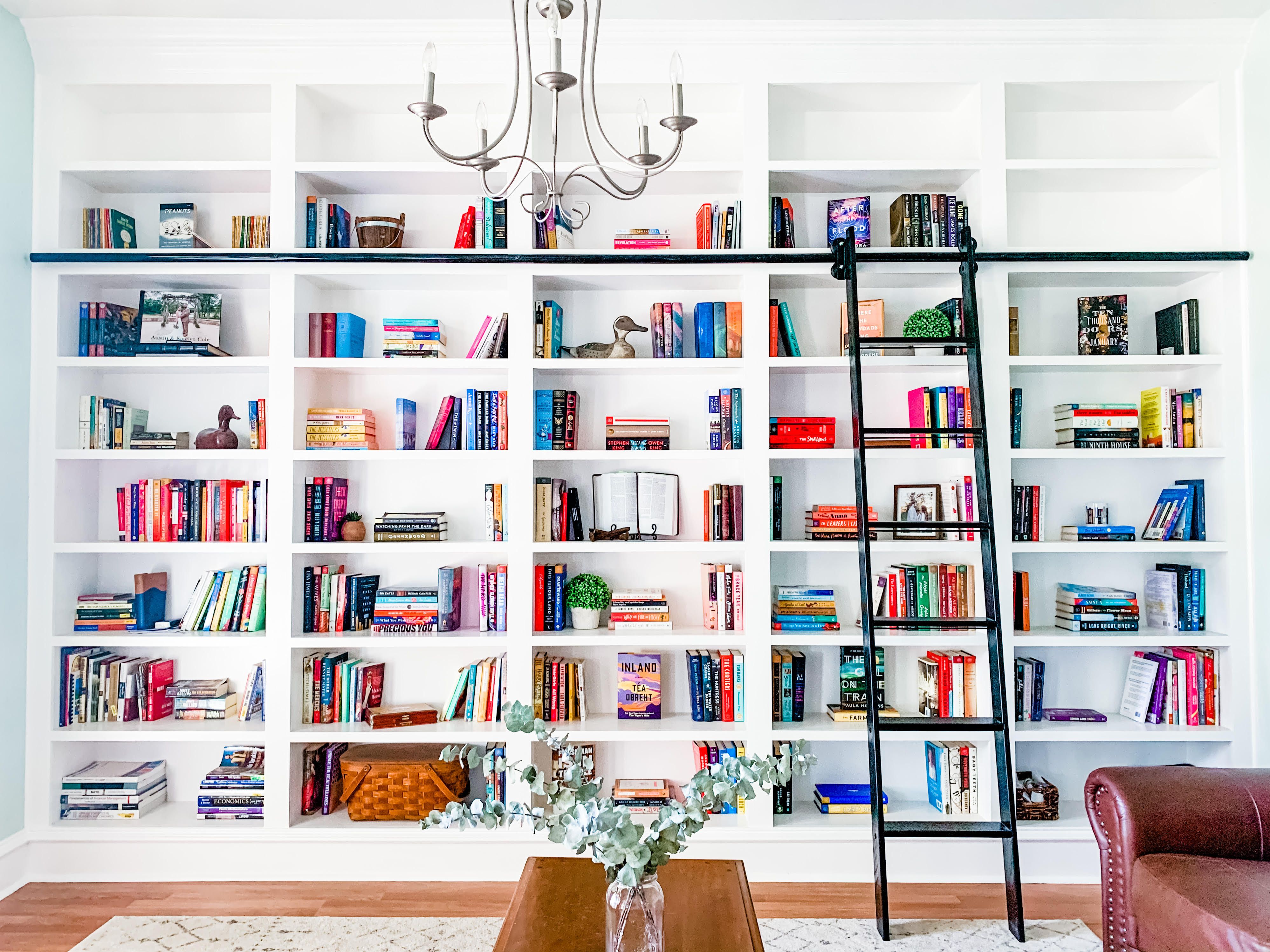 10 photos of organised bookshelves that will make you want to read all