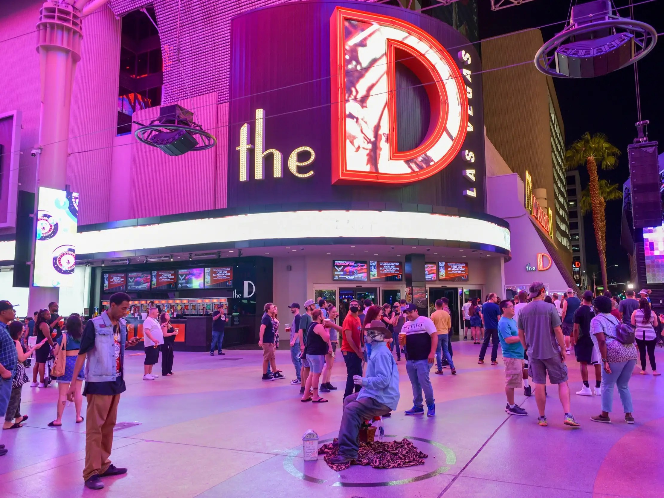 From showgirls in face masks to a swarmed gaming floor in one casino