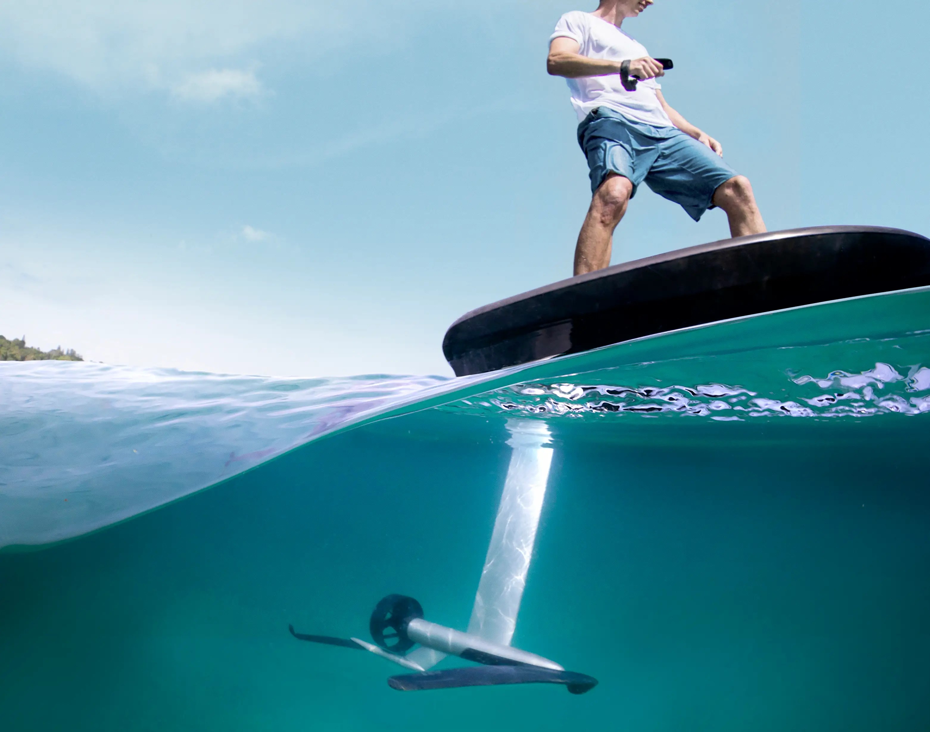 Así es como funciona una tabla de surf eléctrica de 13,000 dólares