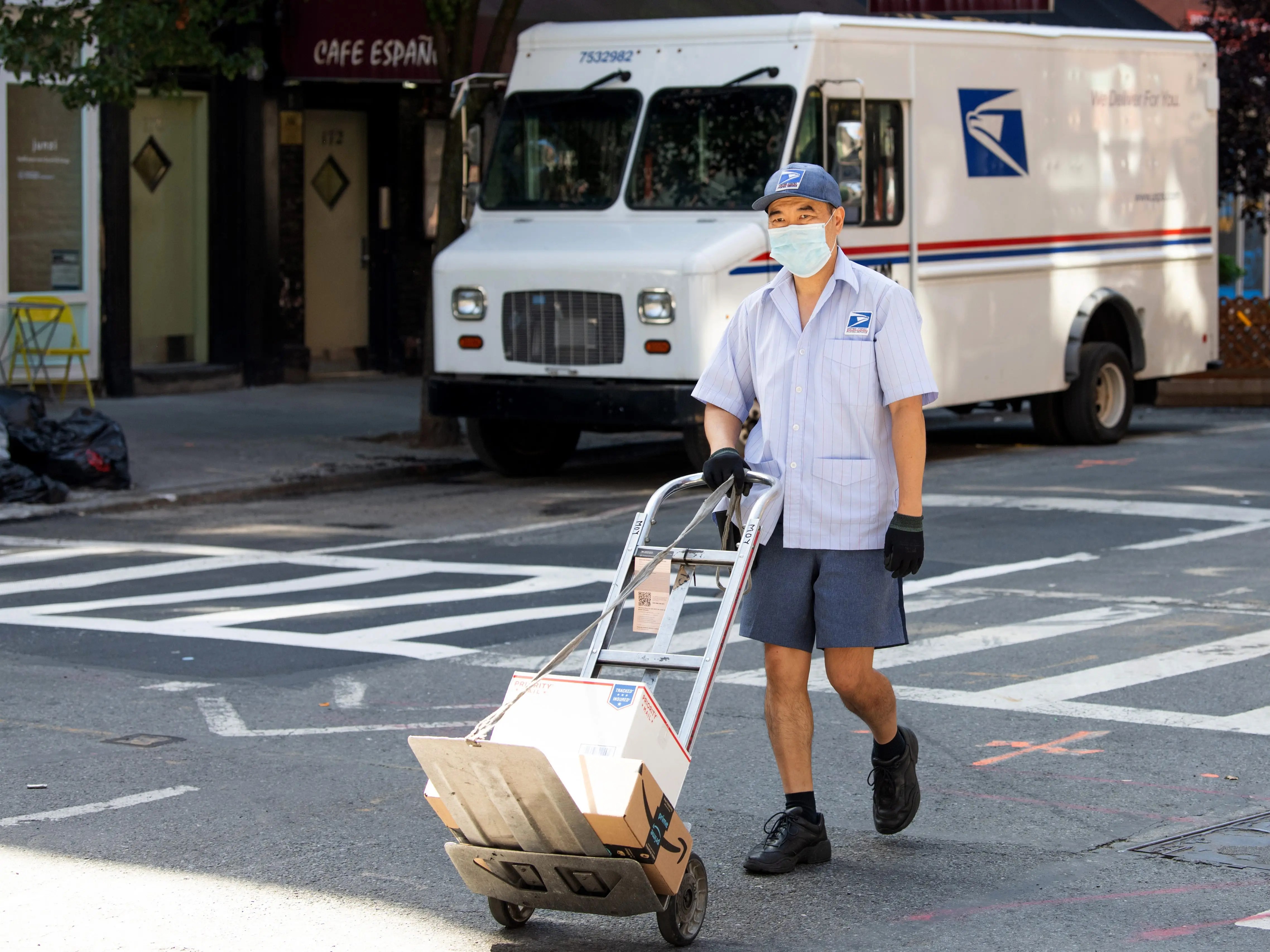 Scammers are sending fake texts about FedEx and USPS packages, and it's