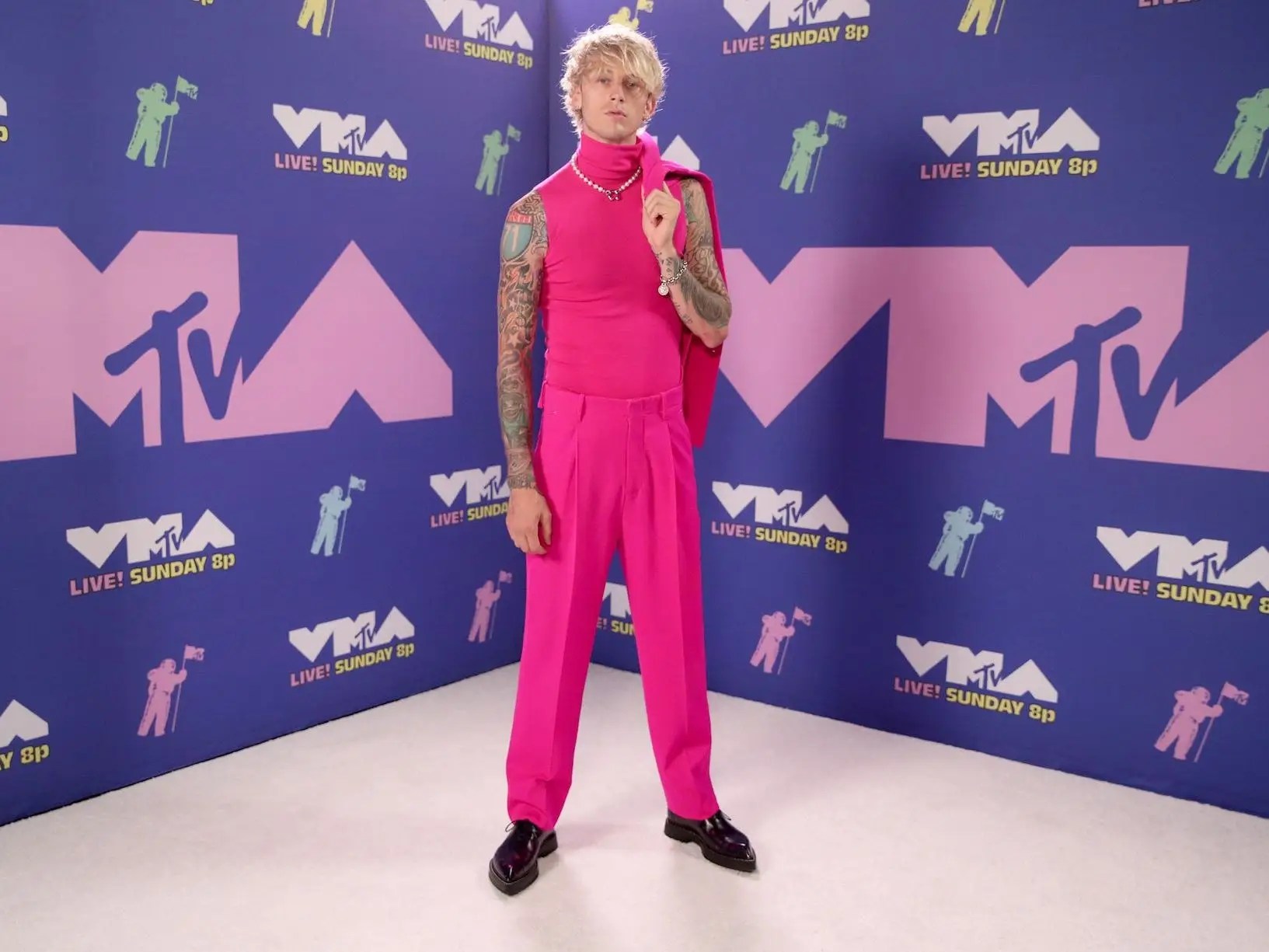 Machine Gun Kelly rocked hot pink from head to toe at the VMAs