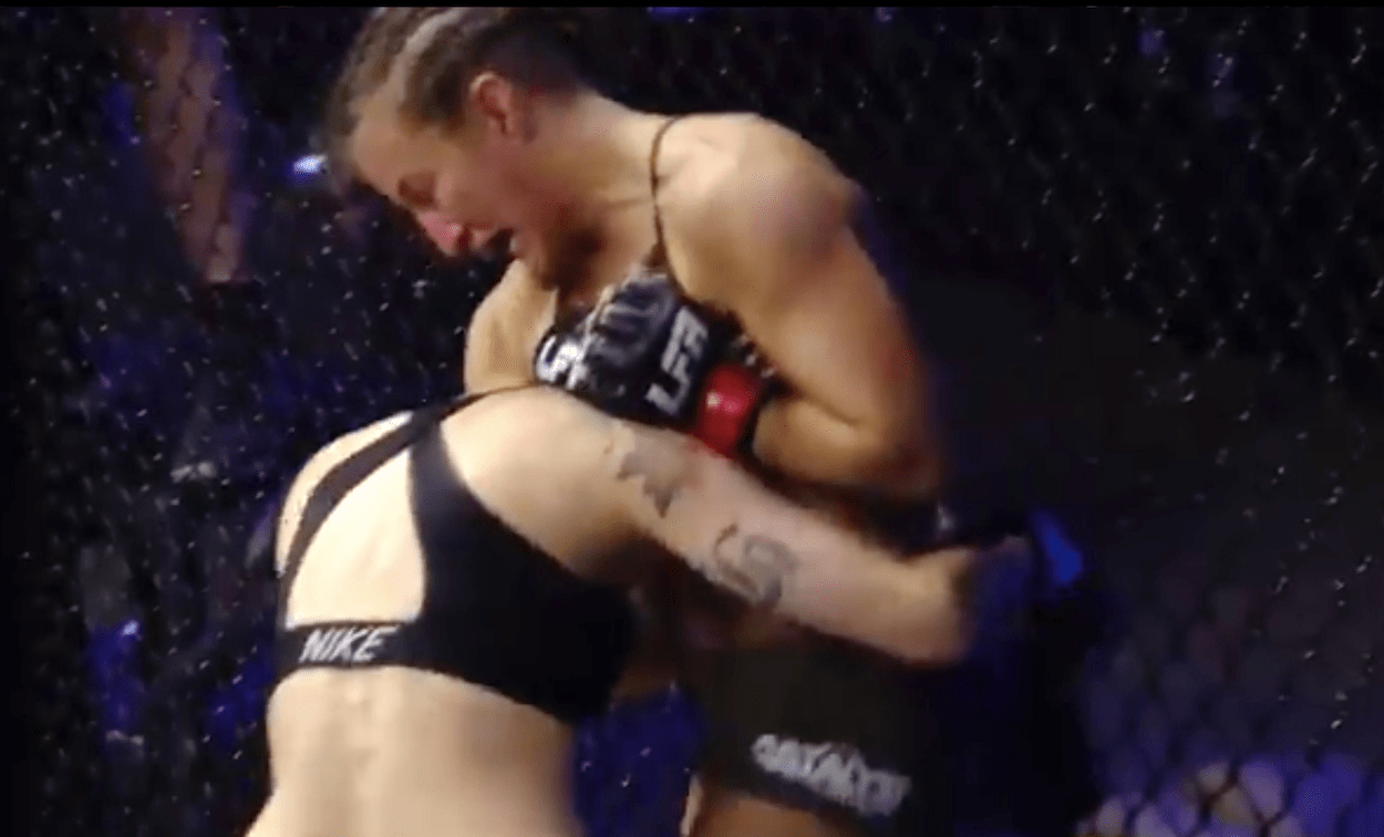 A female MMA fighter scored a buzzerbeating guillotine choke which
