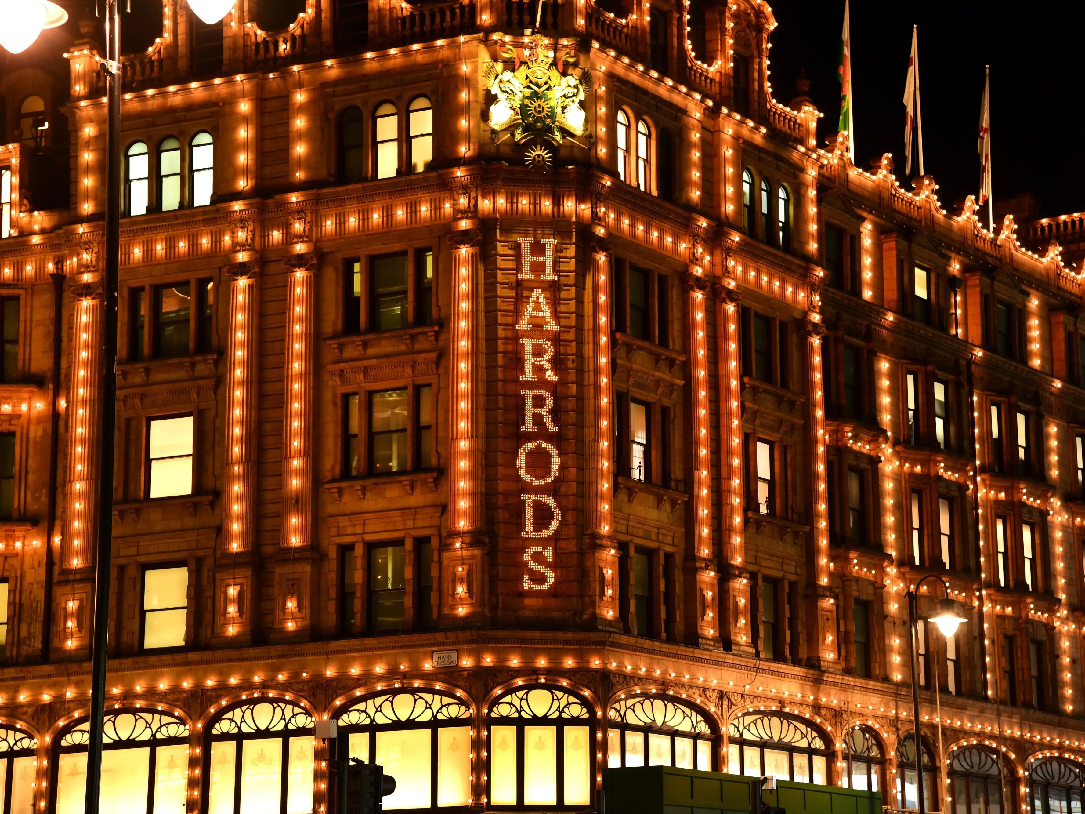 London Crowds Break COVID19 Rules Outside Harrods With 4 Arrests Business Insider