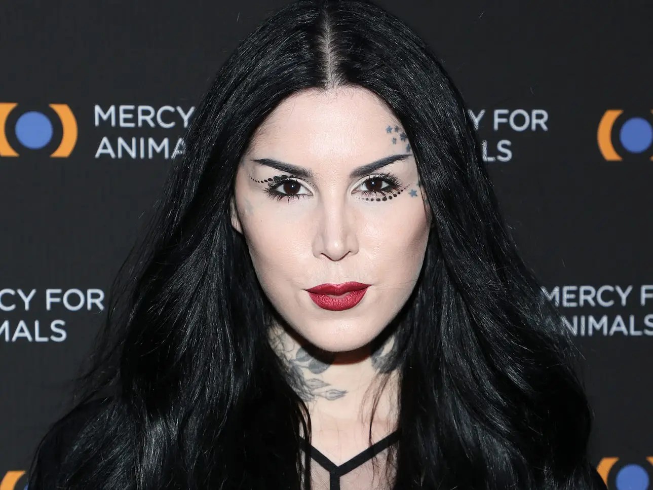 Kat Von D Covers Old Tattoos With Black Ink, Video