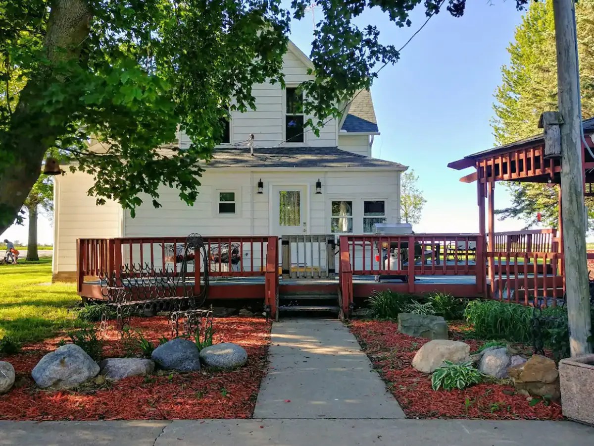 19 stunning Airbnb lake houses with availability to book this spring