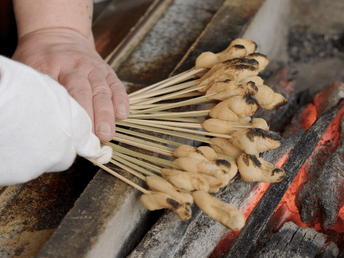 This Japanese snack shop has been serving roasted rice cakes to Shinto