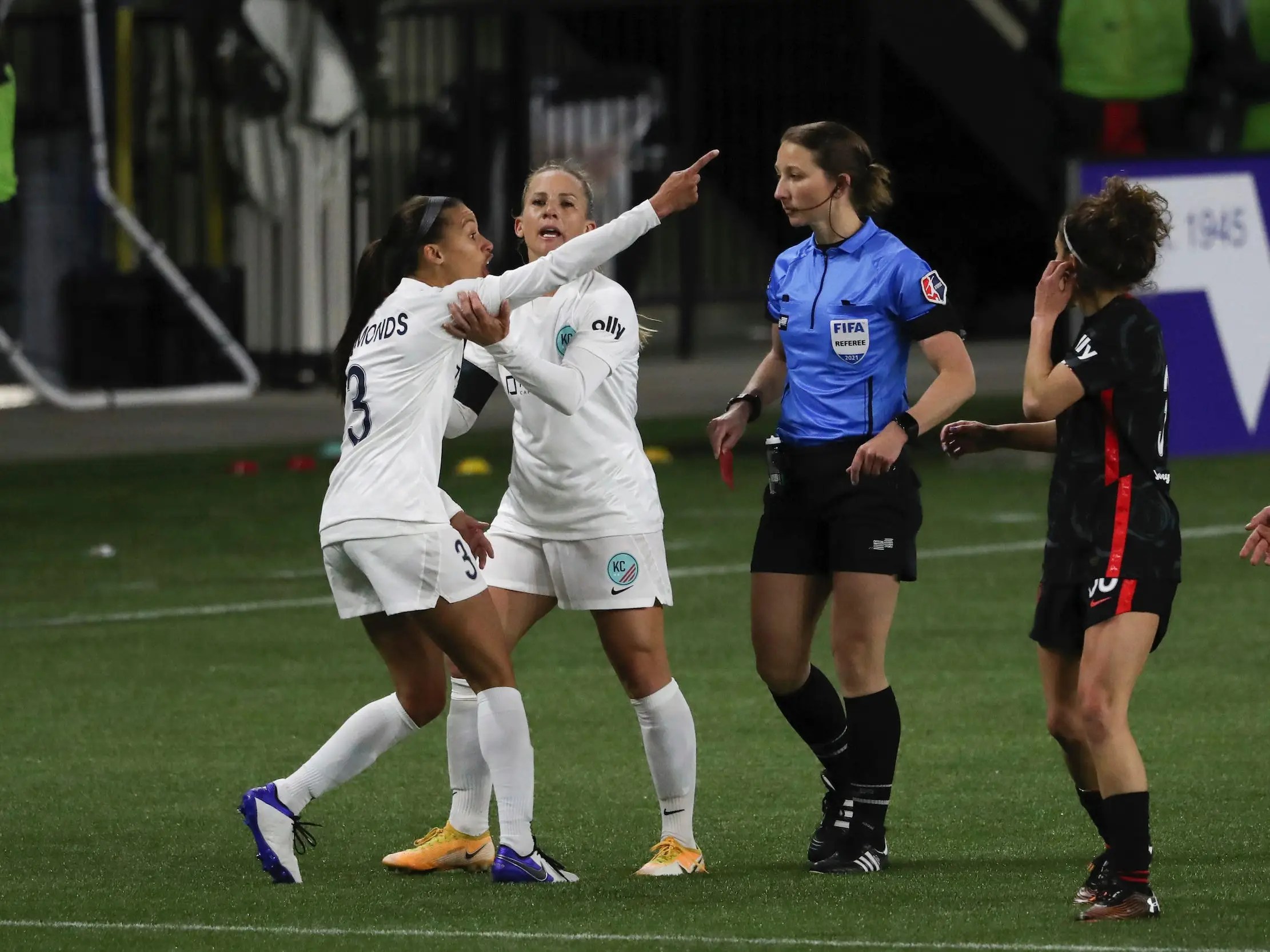 Portland Thorns, Kansas City NWSL End Game With Melee, 4 Red Cards