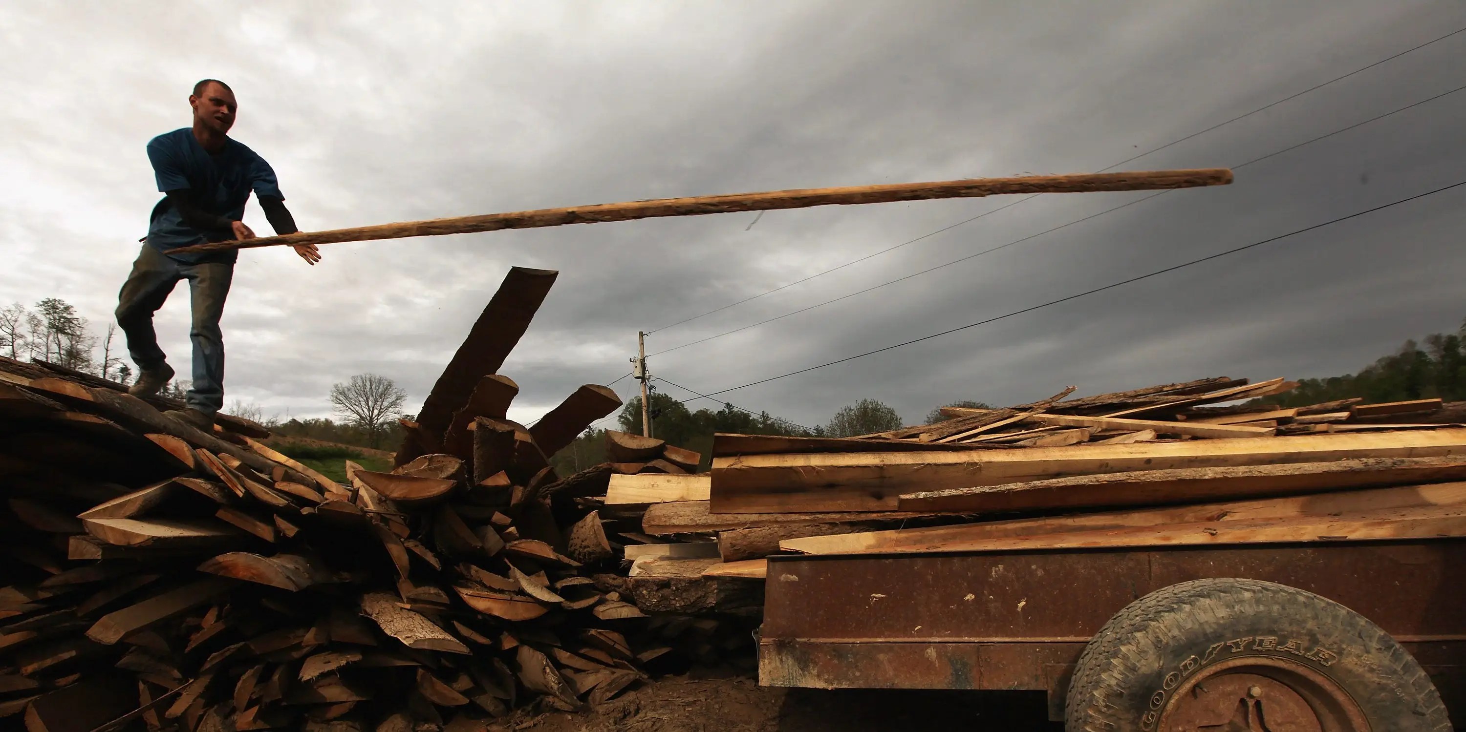 Lumber Prices Fall for 8th Straight Day to Near 1,000 Per Thousand