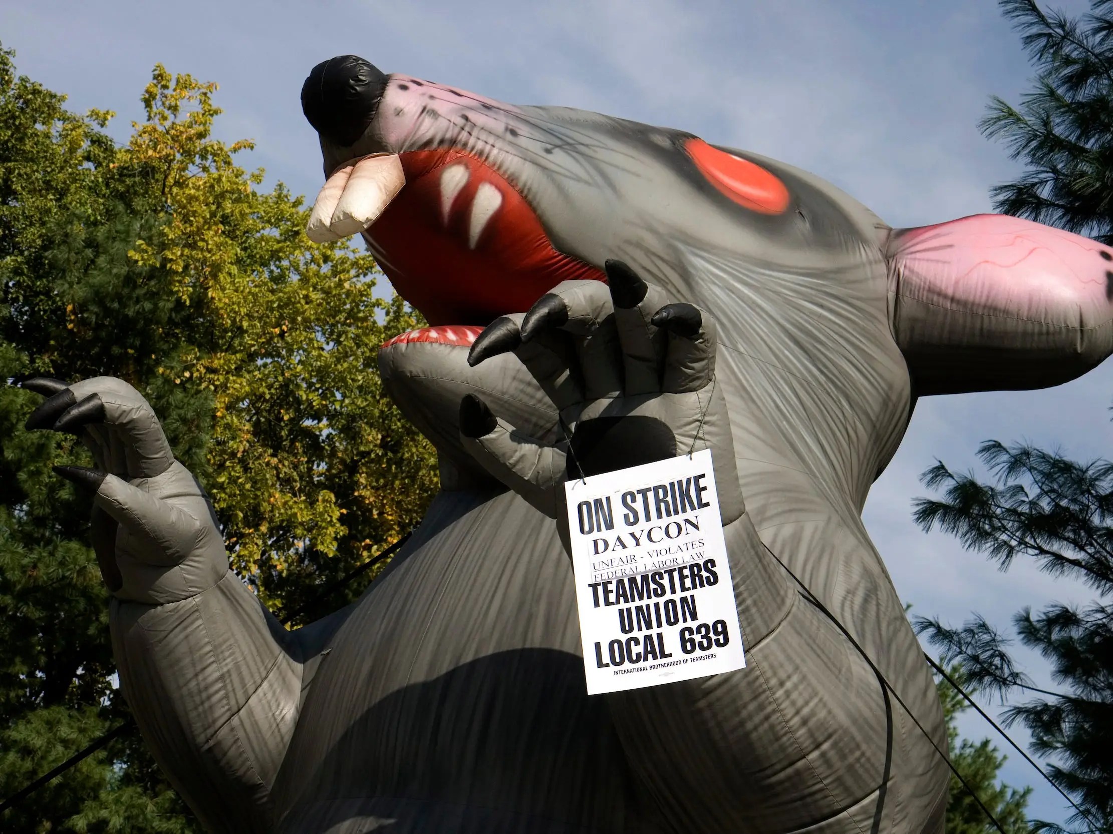 Giant inflatable rats used by labor unions are constitutionally