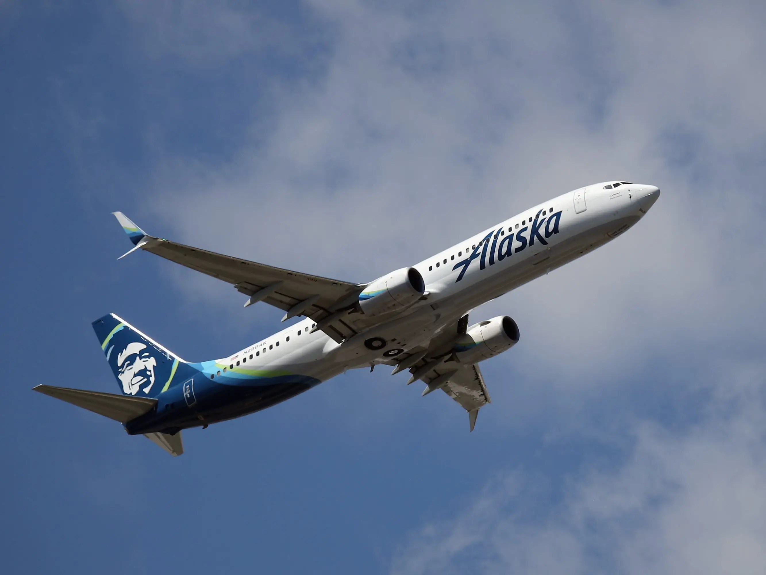 Alaska Airlines Is Requiring COVID19 Vaccines, Citing Federal Mandate