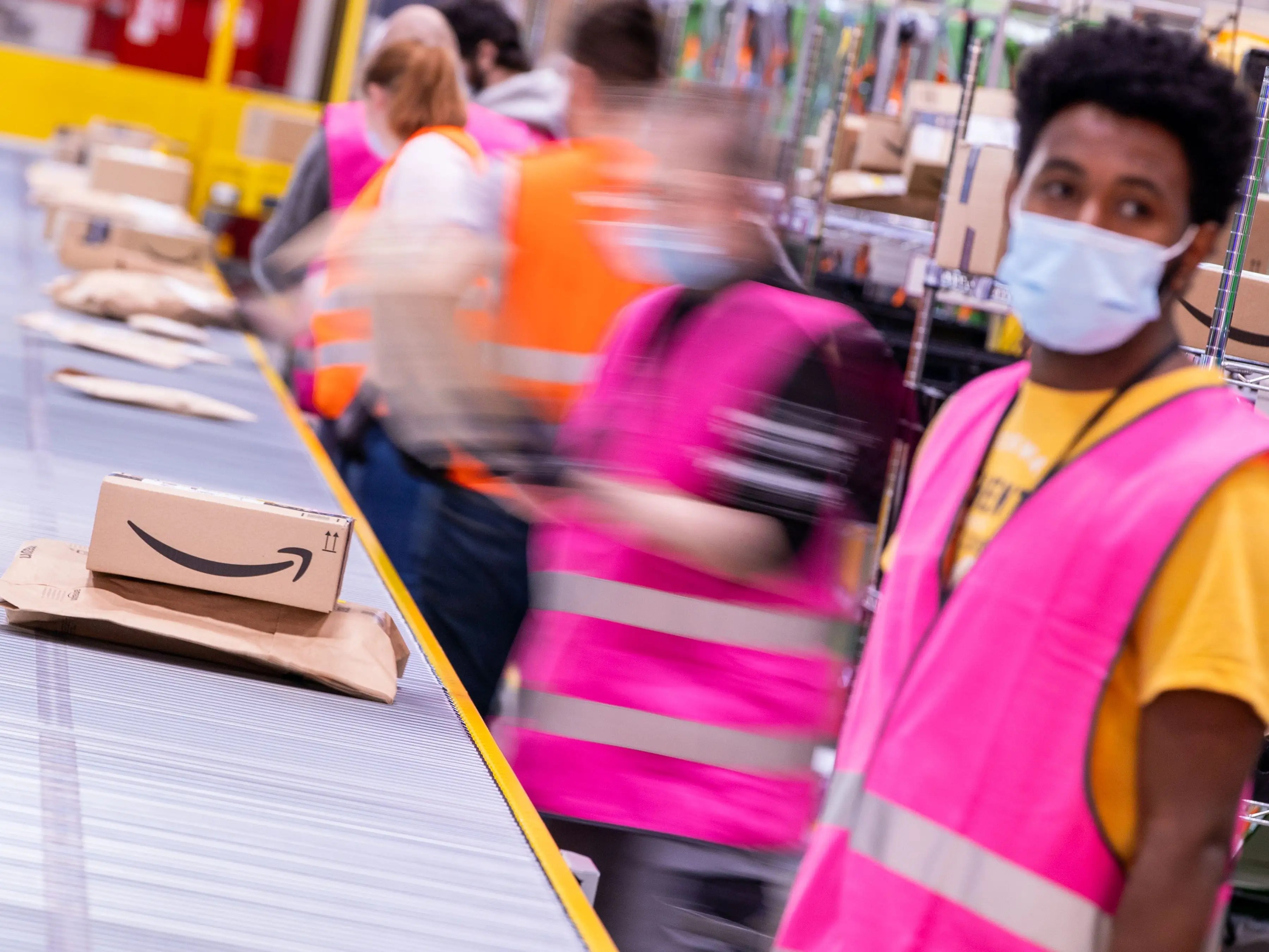 2 Amazon Warehouses Have 565Day COVID19 Outbreaks Business Insider