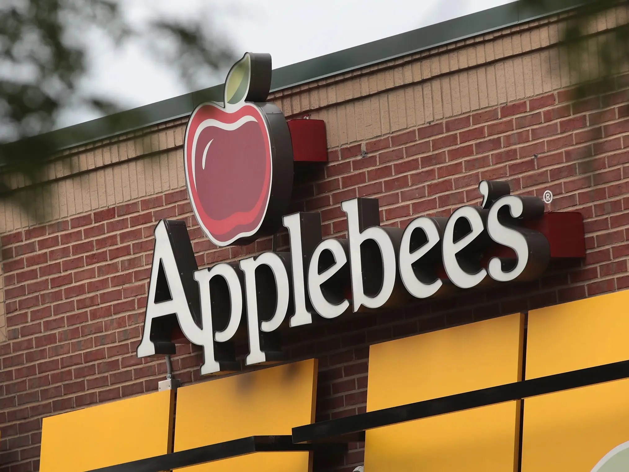 Several AntiMandate Protesters Arreested at Queens Center Mall Applebee's