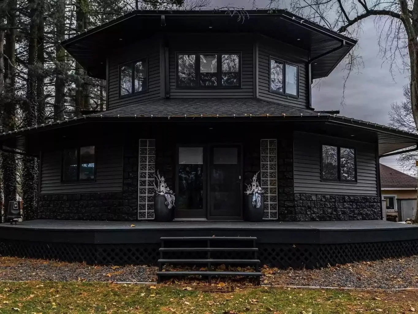 Photos 250,000 Black House in Illinois Went Viral for Gothic Look