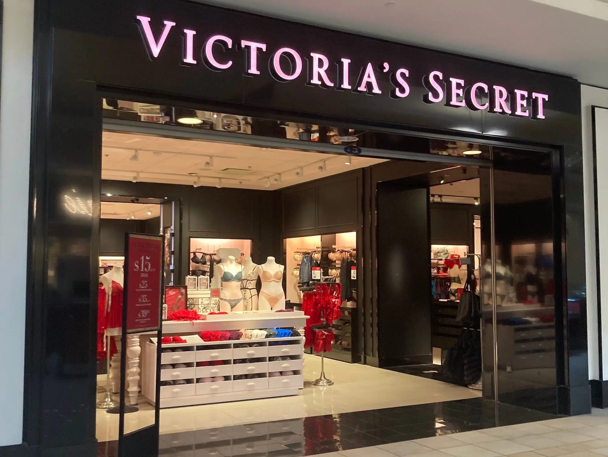 We Compared Victoria's Secret Stores In The Us Vs The Uk: Photos