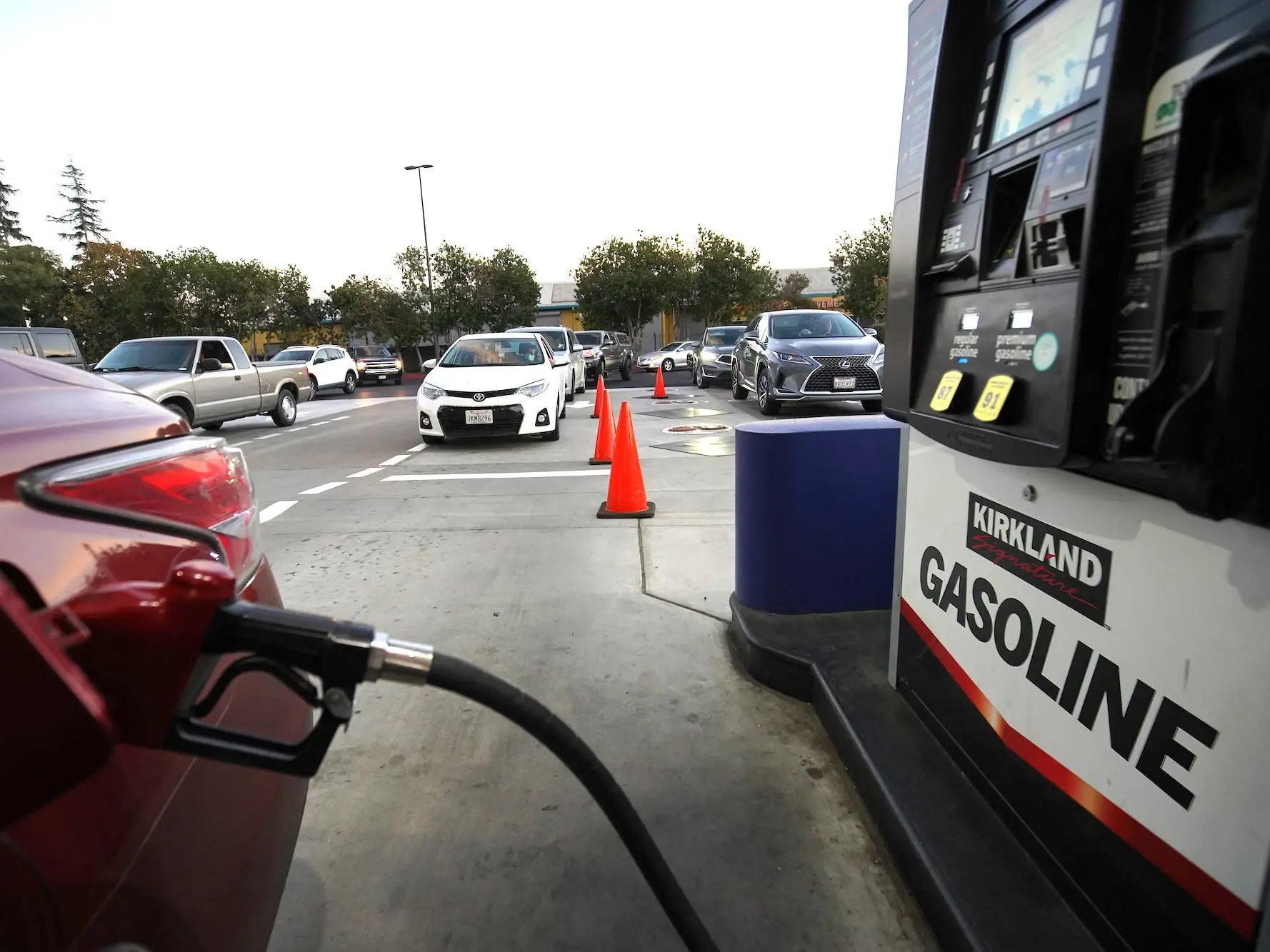 US Shoppers Flock to Costco, Sam's Club for Gas As Fuel Prices Soar