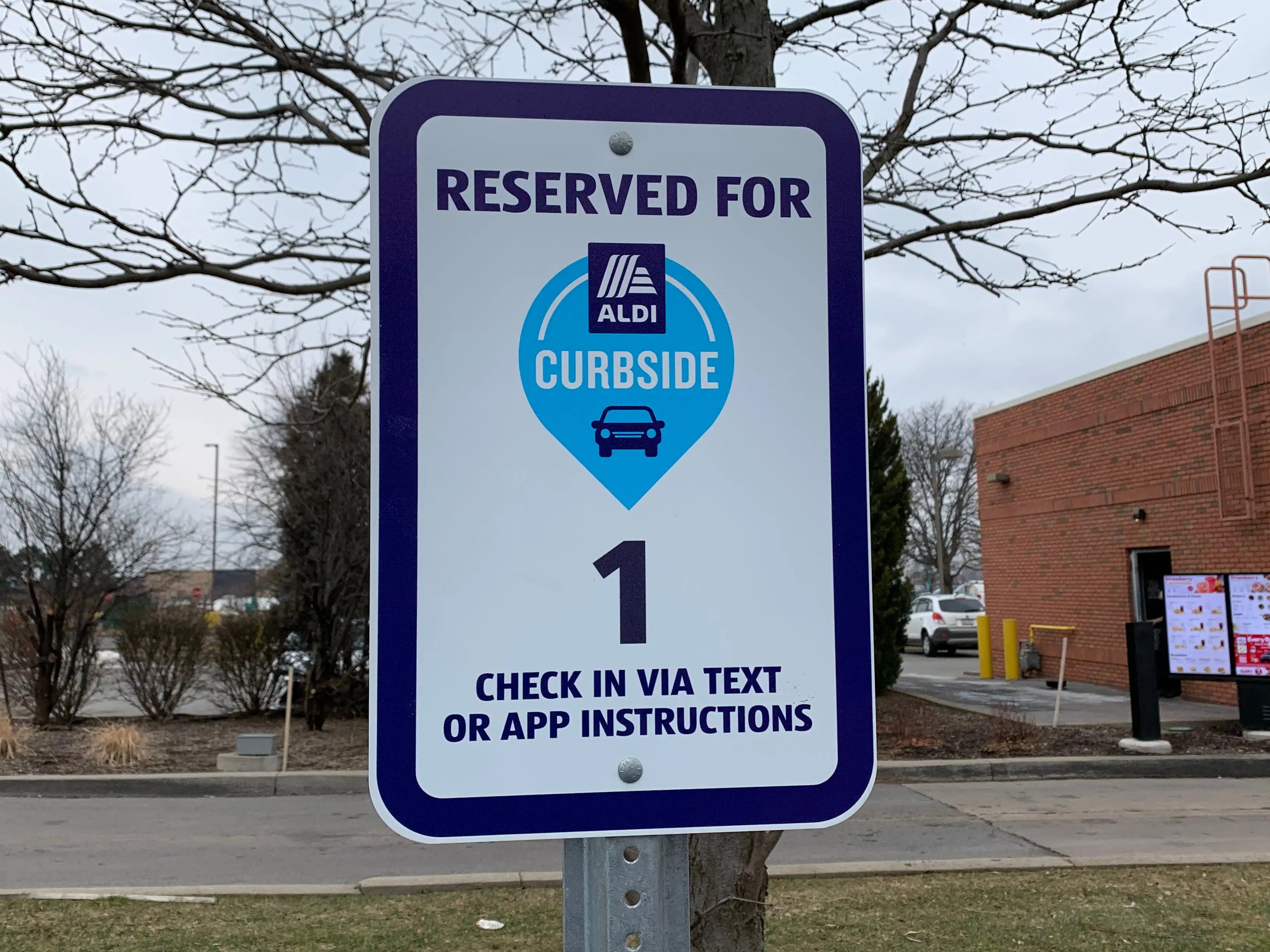 I tried curbside grocery pickup at Walmart and Aldi, and Walmart was