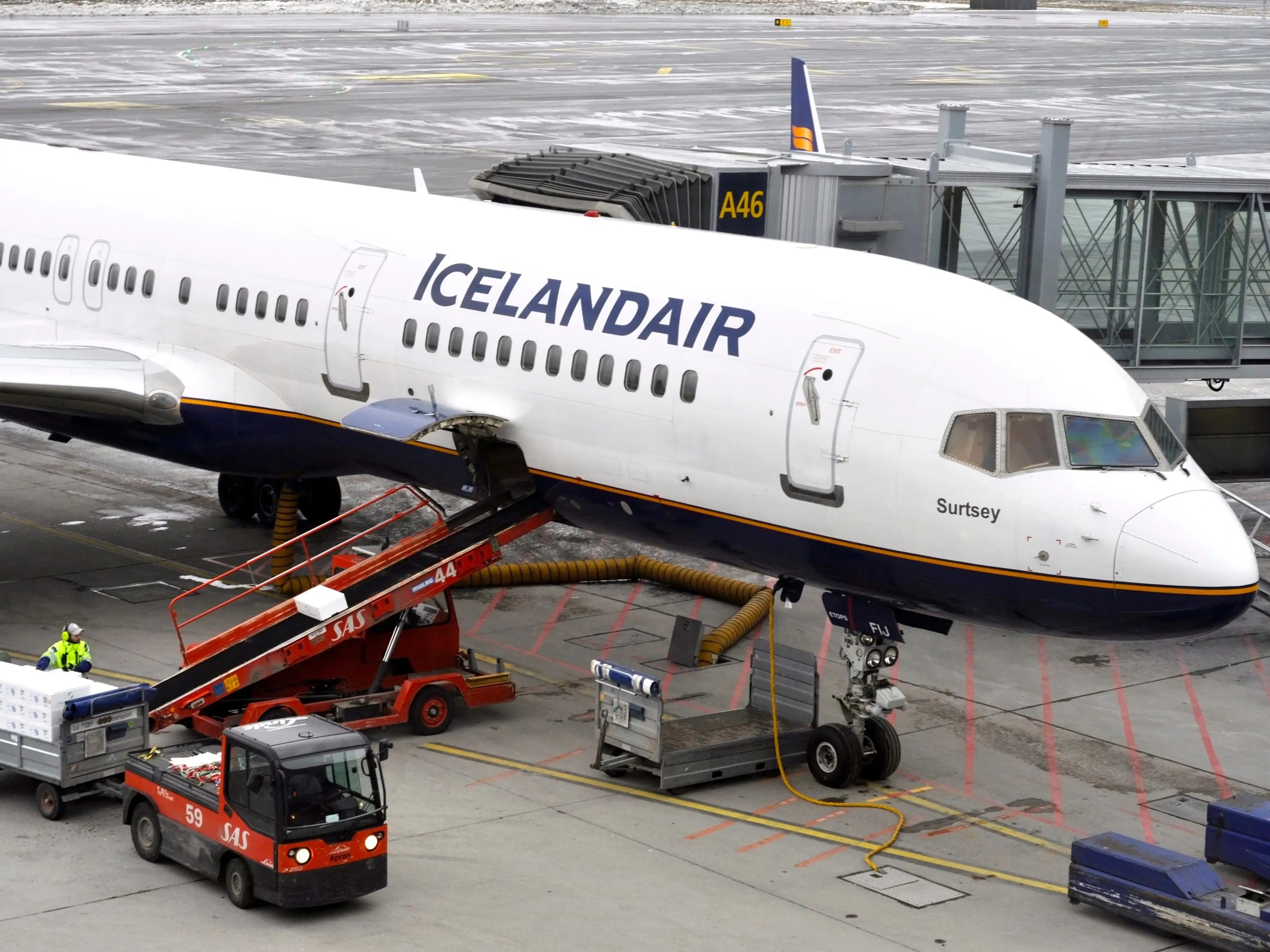 Icelandair Flying Baggage Handlers to Amsterdam to Help With Luggage