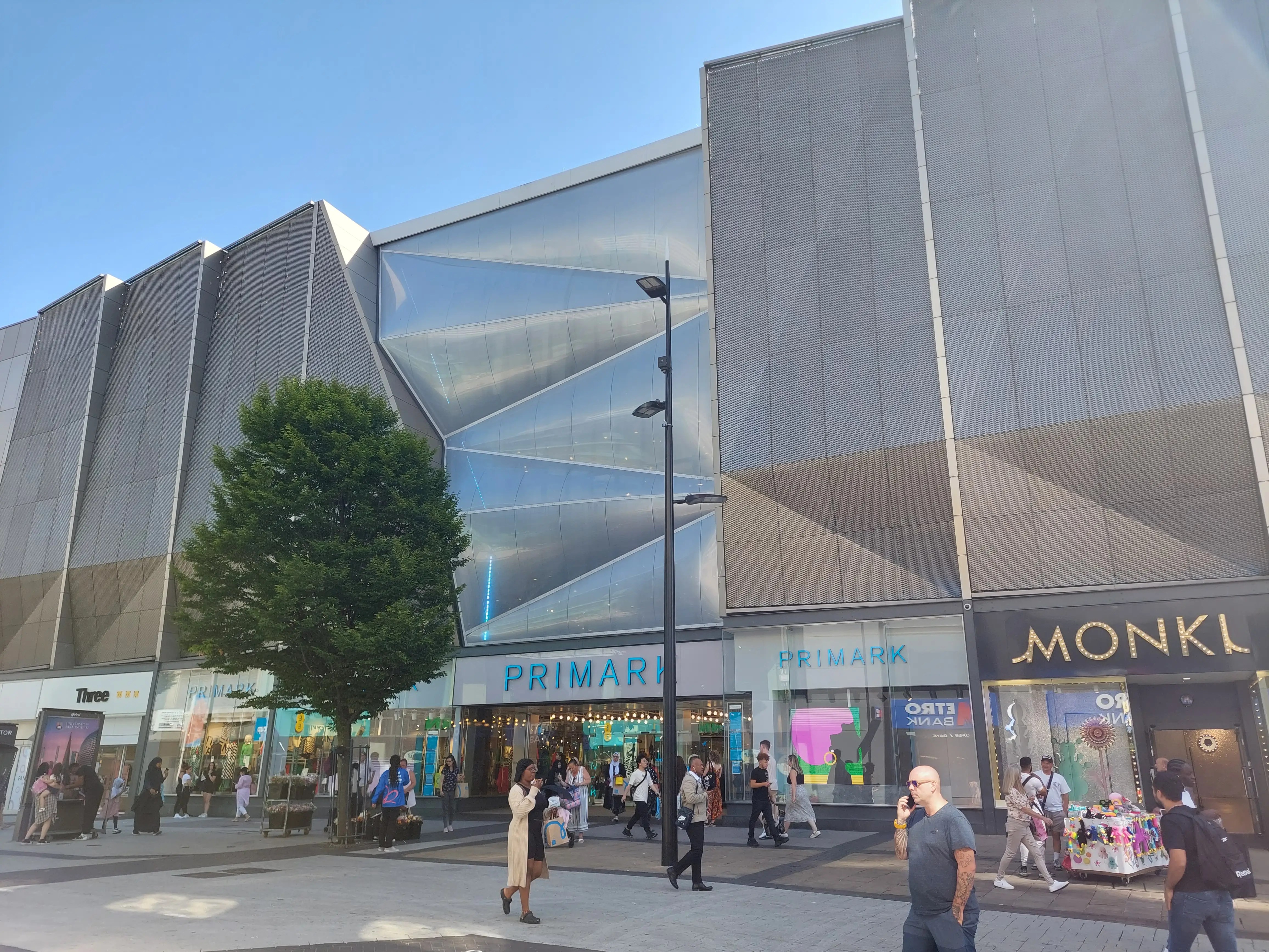 Asi es la Tienda mas Grande de Primark a 1 Hora de Londres Tiendas