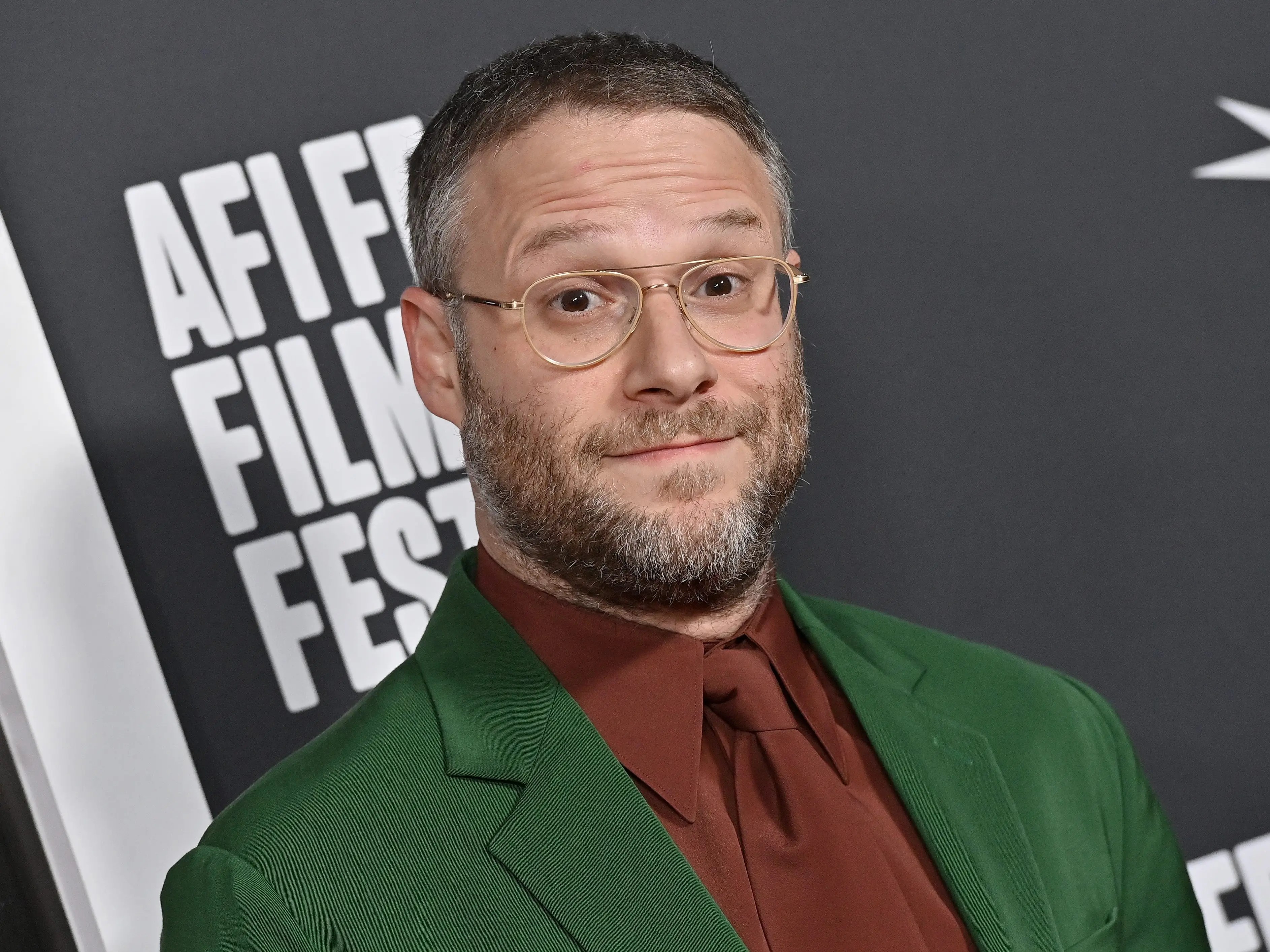 PHOTOS Seth Rogen Hosting a Stay at an Airbnb for 42/night Business