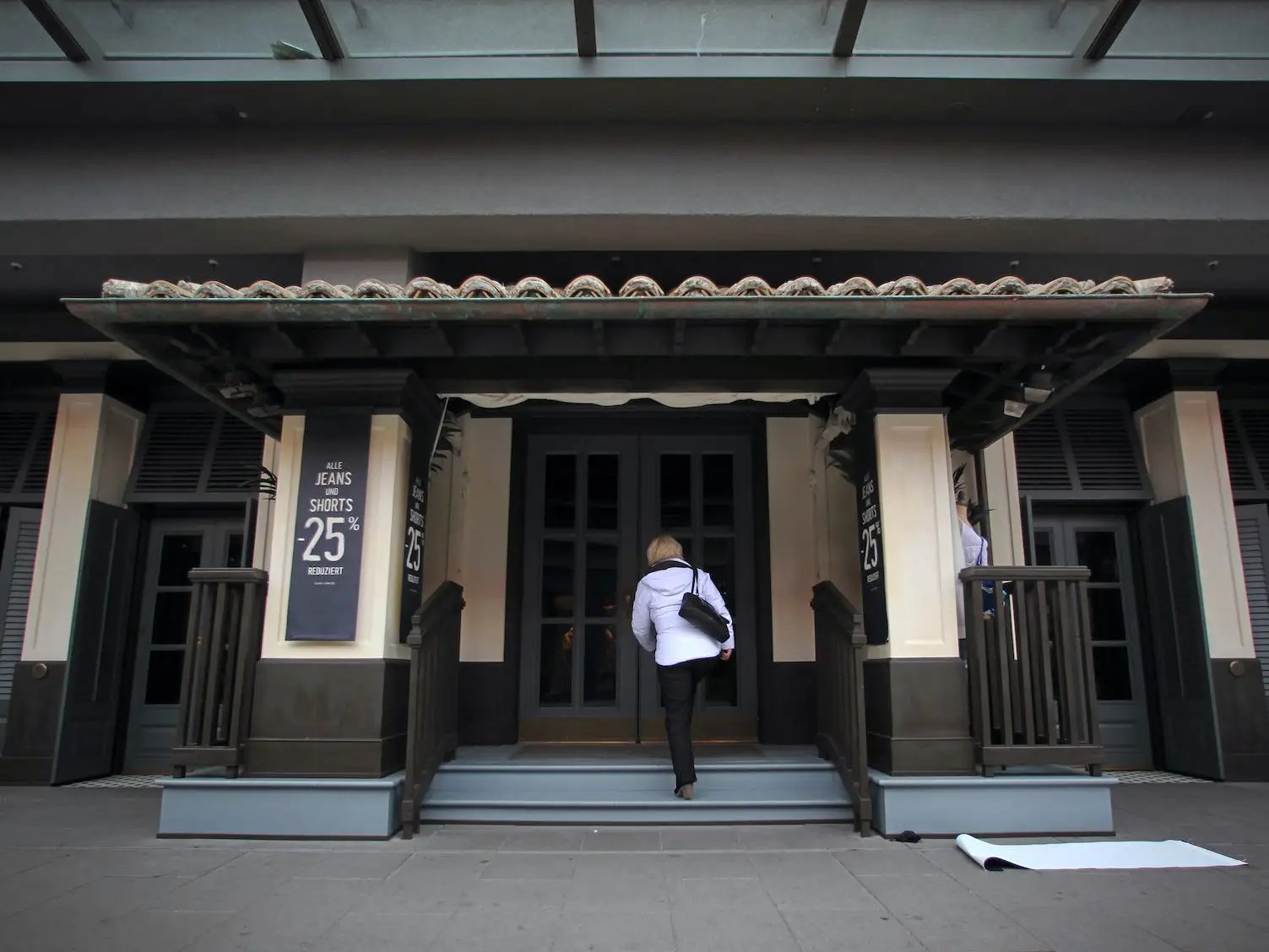 See bizarre photos of dead Hollister stores turned into aquariums, haunted houses, escape rooms