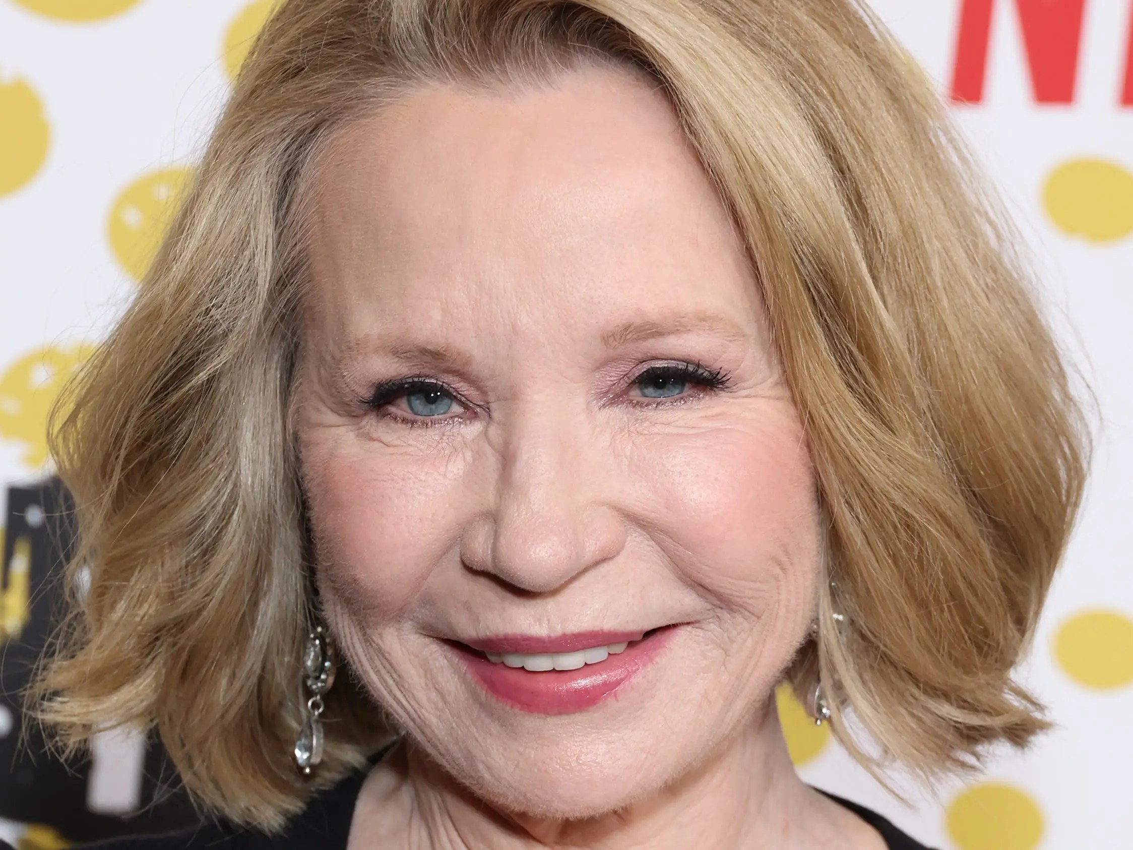 Debra Jo Rupp 2025: dating, net worth, tattoos, smoking & body