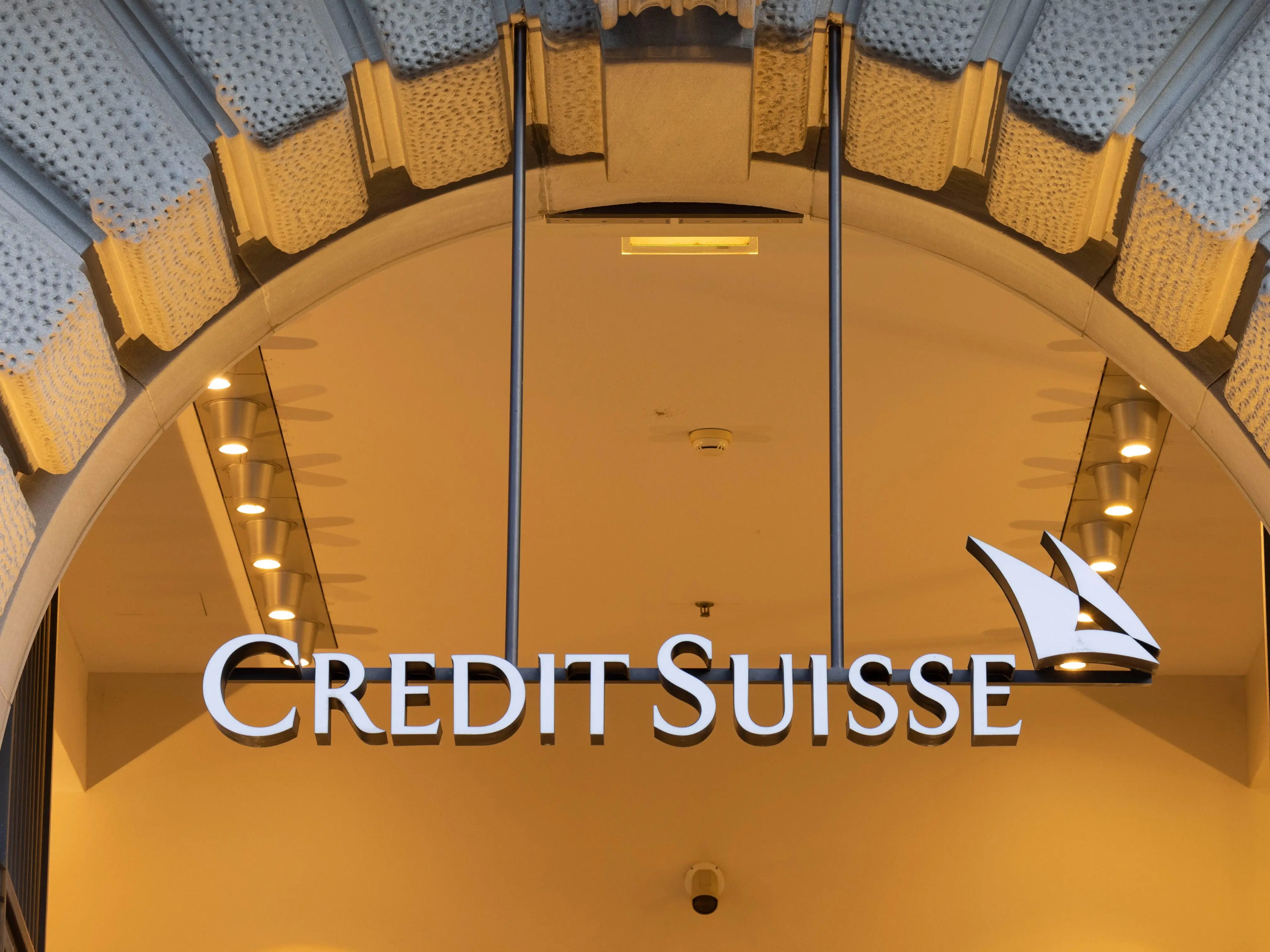 Ataskaitose teigiama, kad Šveicarija gali imtis skubių priemonių, kad paspartintų susitarimą su UBS ir Credit Suisse