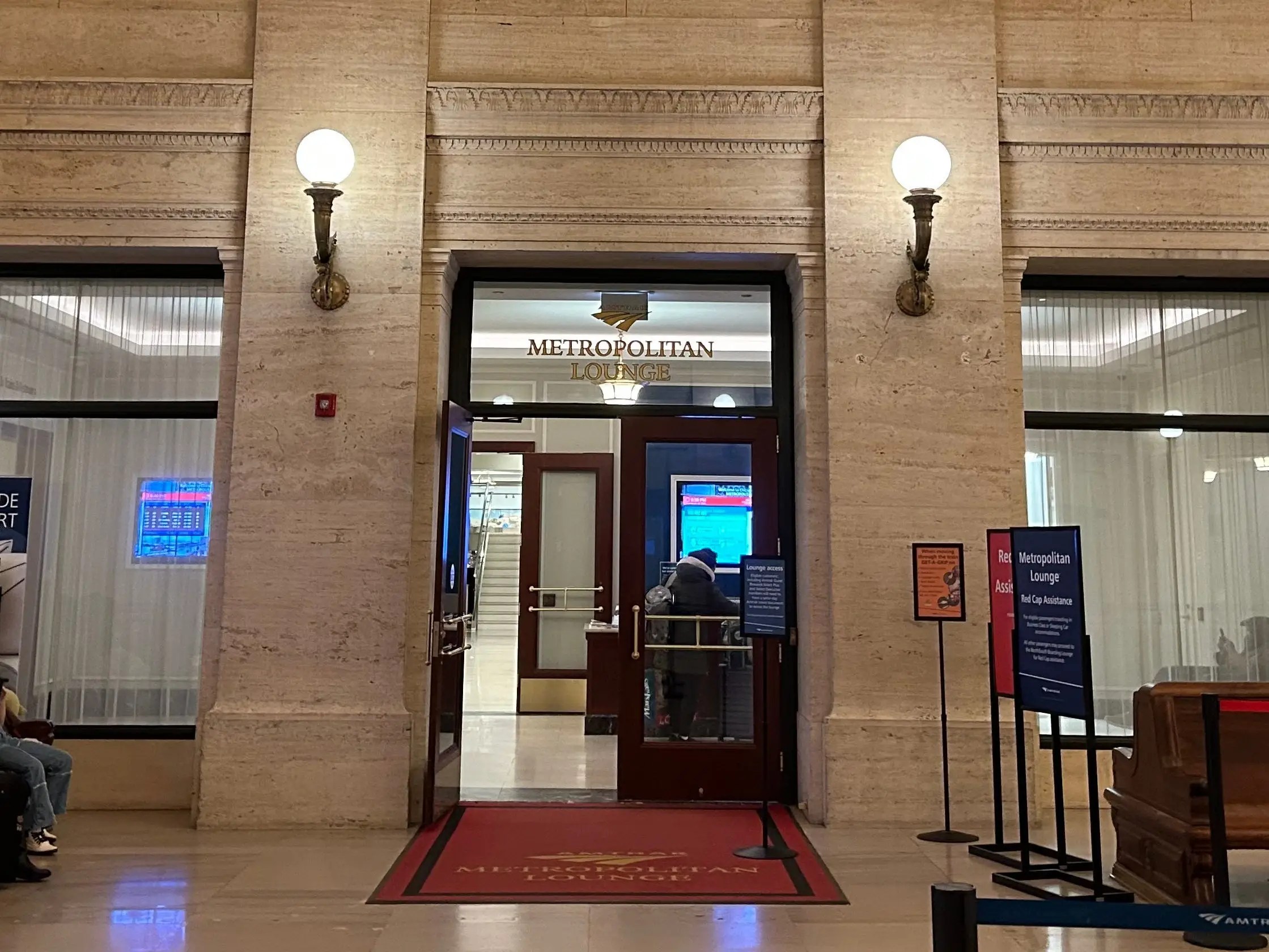 I spent 5 hours in Amtrak’s exclusive Chicago lounge. Take a look