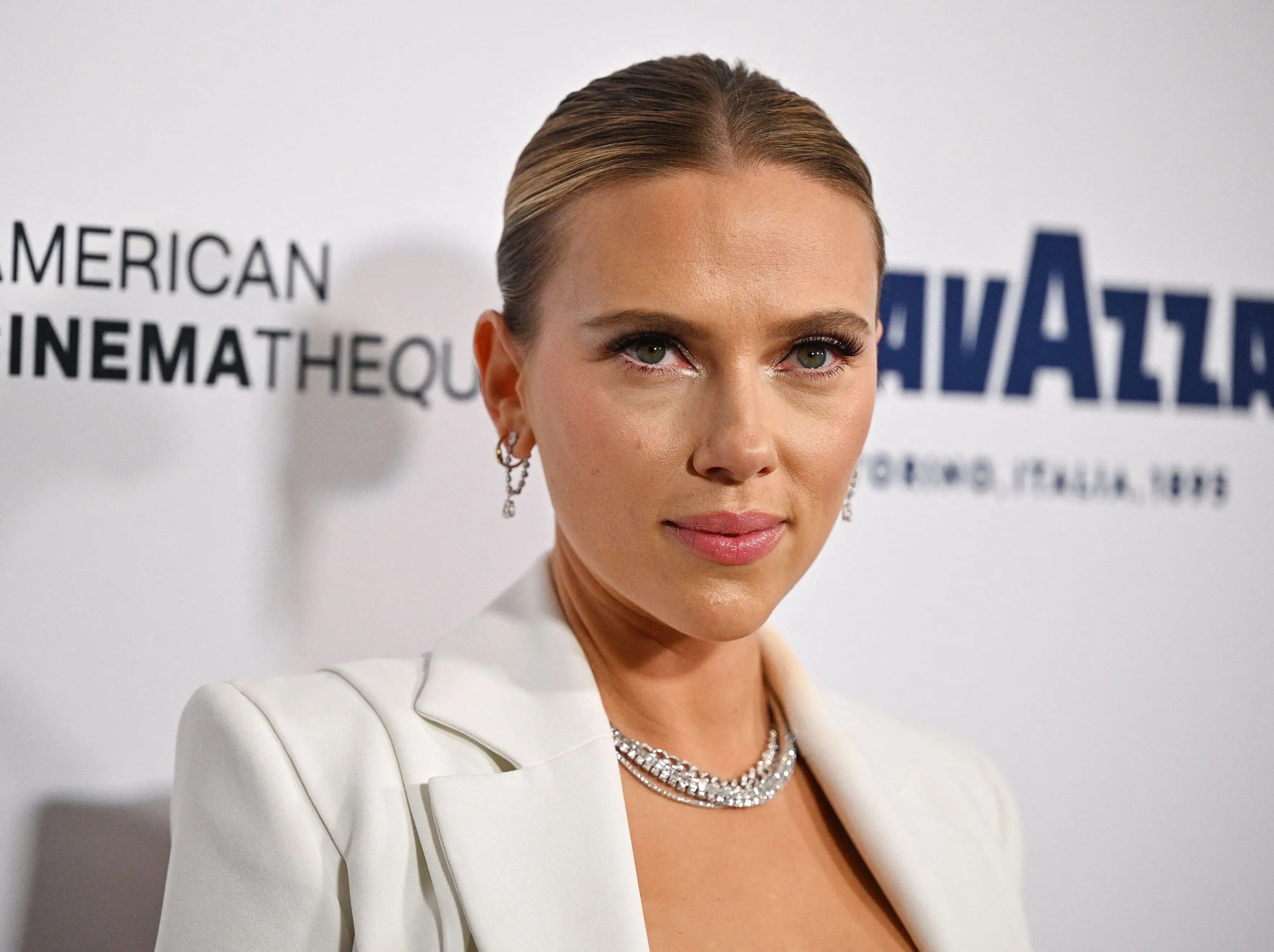 Scarlett Johansson's 'Ego Is Too Fragile' to Be on Social Media