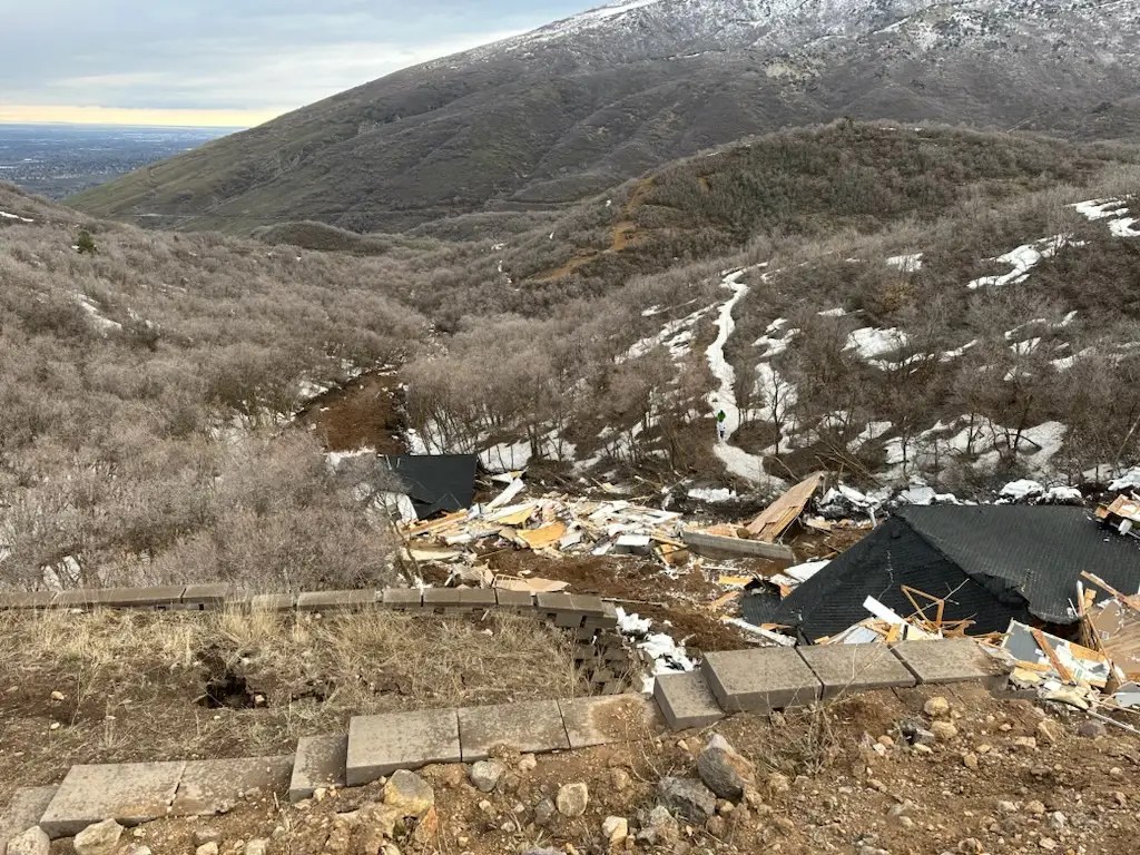 Utah Houses Slide Into Canyon After Months of Safety Concerns