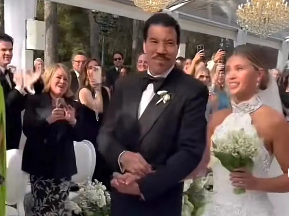 Lionel Richie walked daughter Sofia down the aisle in a heartwarming