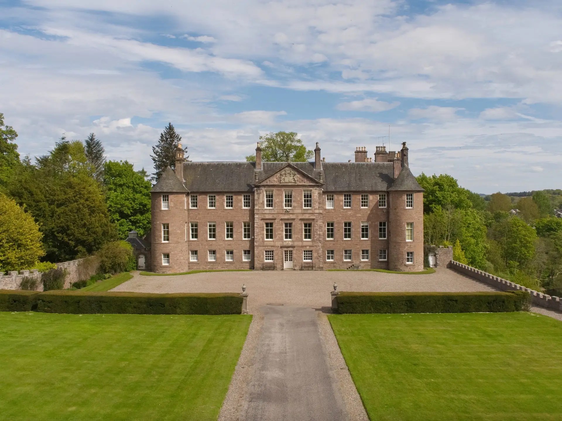 Didinga Škotijos pilis, persmelkta karališkosios istorijos, parduodama už 3,8 mln. USD –  pažiūrėk.