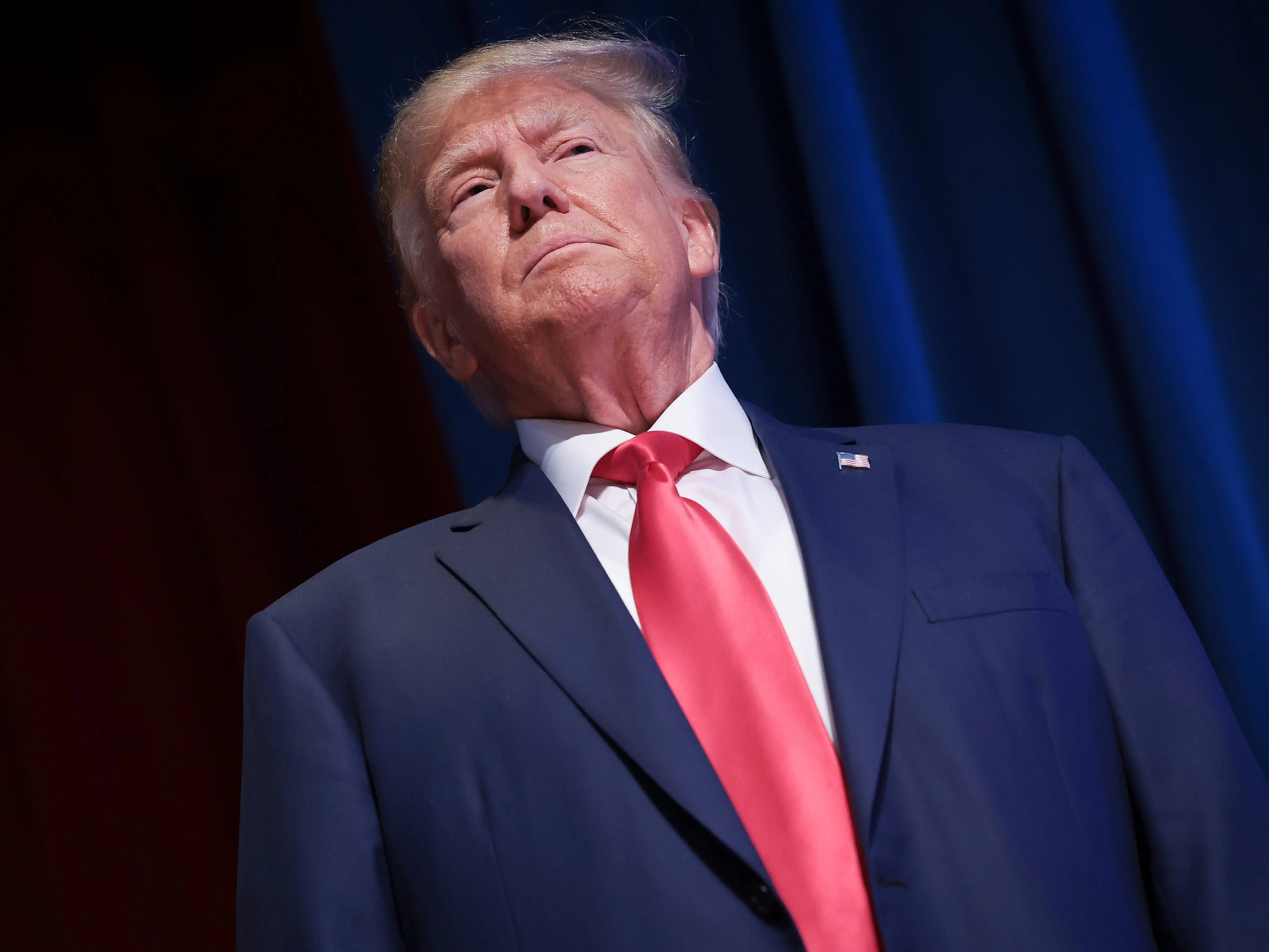 Trumpas nepaisė savo teisininkų komandos patarimo išspręsti įslaptintų dokumentų bylą.  Vietoj to jis klausėsi konservatorių aktyvisto.