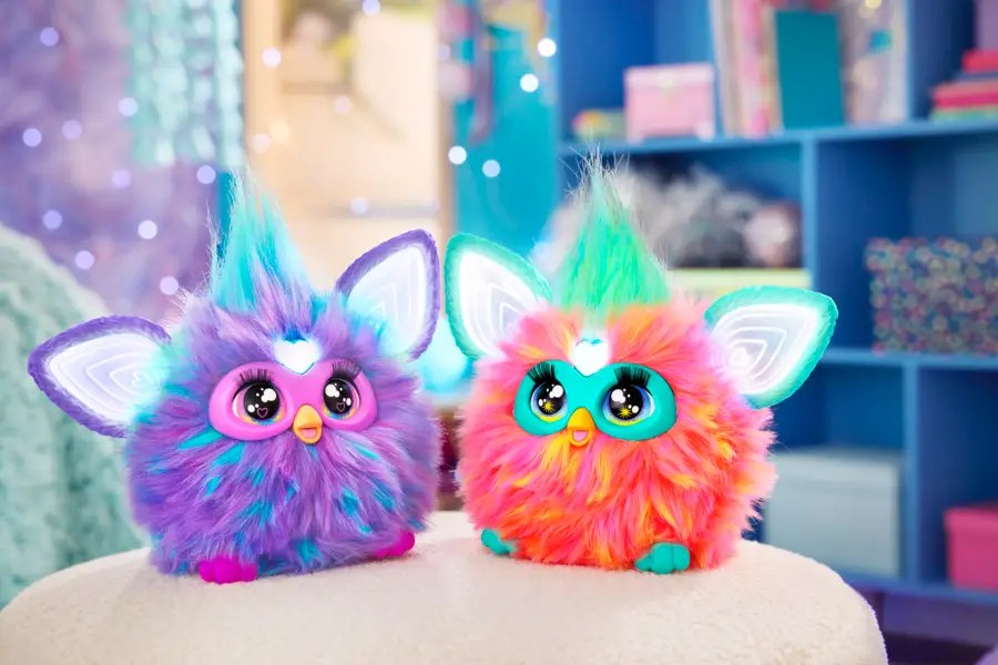 Hasbro vėl sugrąžina Furby.  Tačiau šį kartą jie turės išjungimo jungiklį.