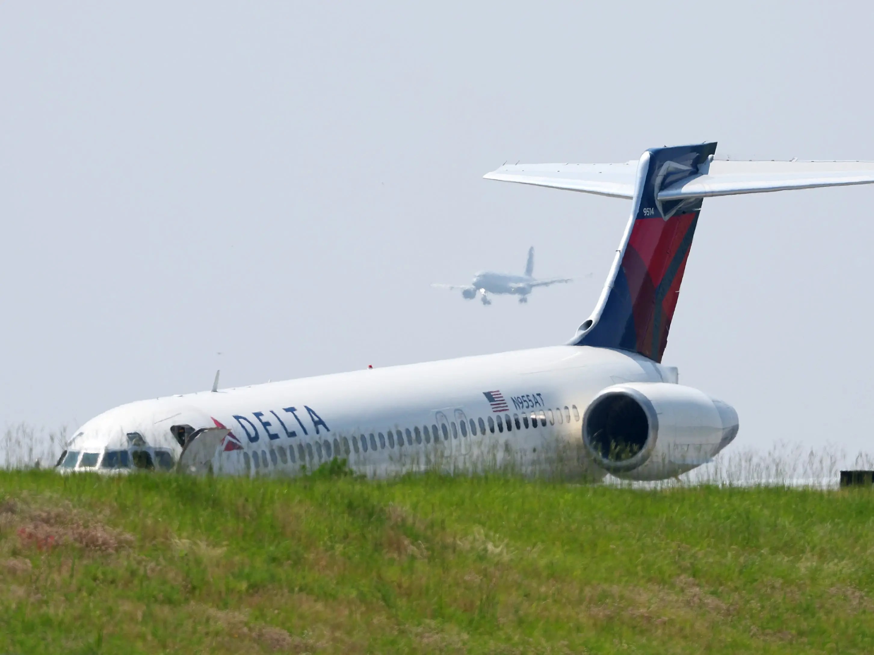 Delta Plane Makes Emergency Landing With No Front Landing Gear