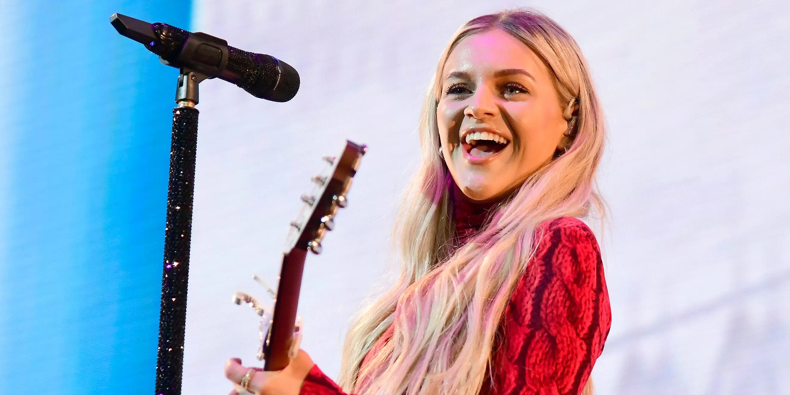 Kelsea Ballerini Hit in the Face While Performing on Stage Video
