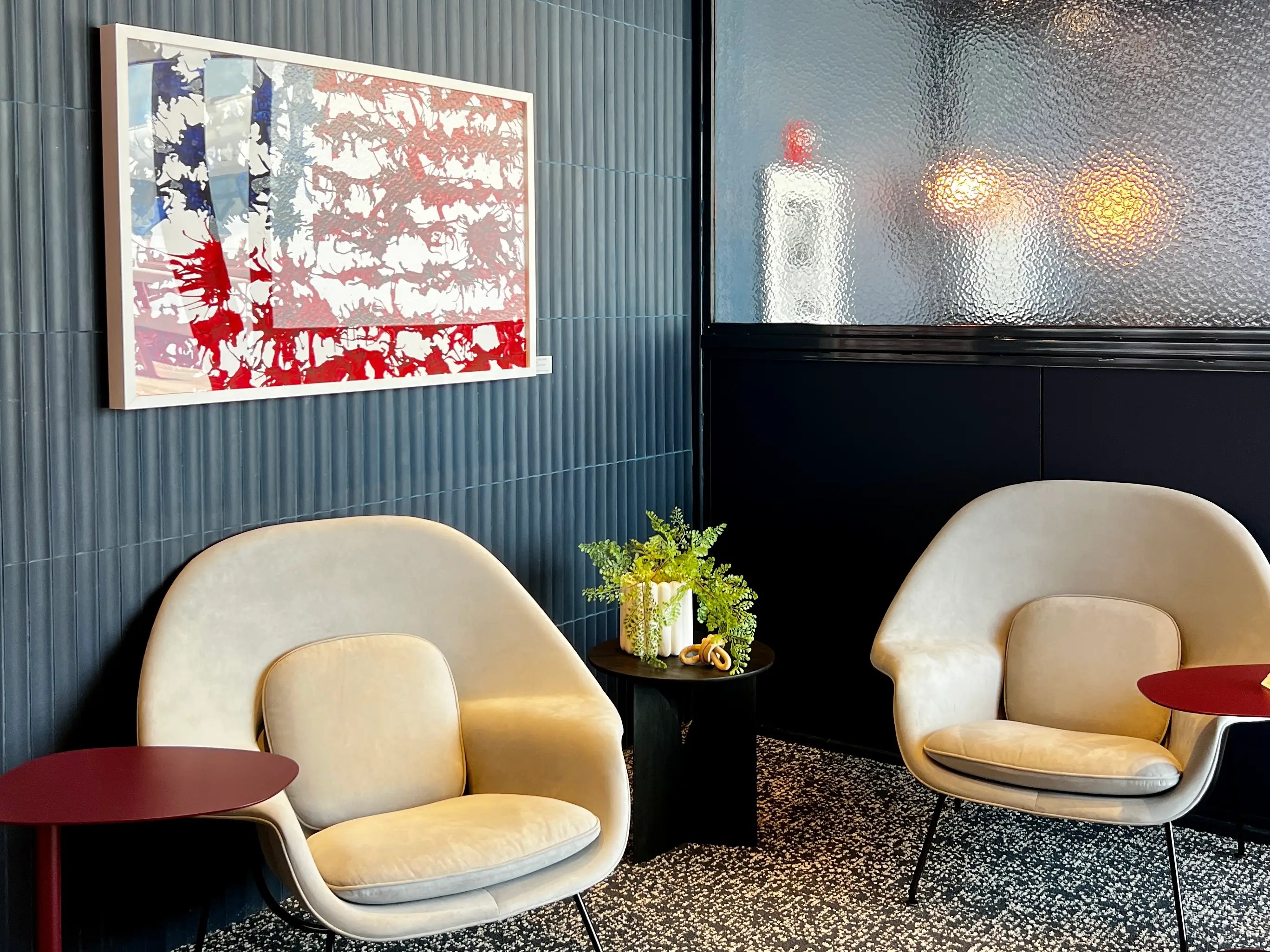 „Capital One“ atidaro antrąjį oro uosto poilsio kambarį Vašingtone-Dulles, kuriame siūlomi nemokami kokteiliai ir užkandžiai.