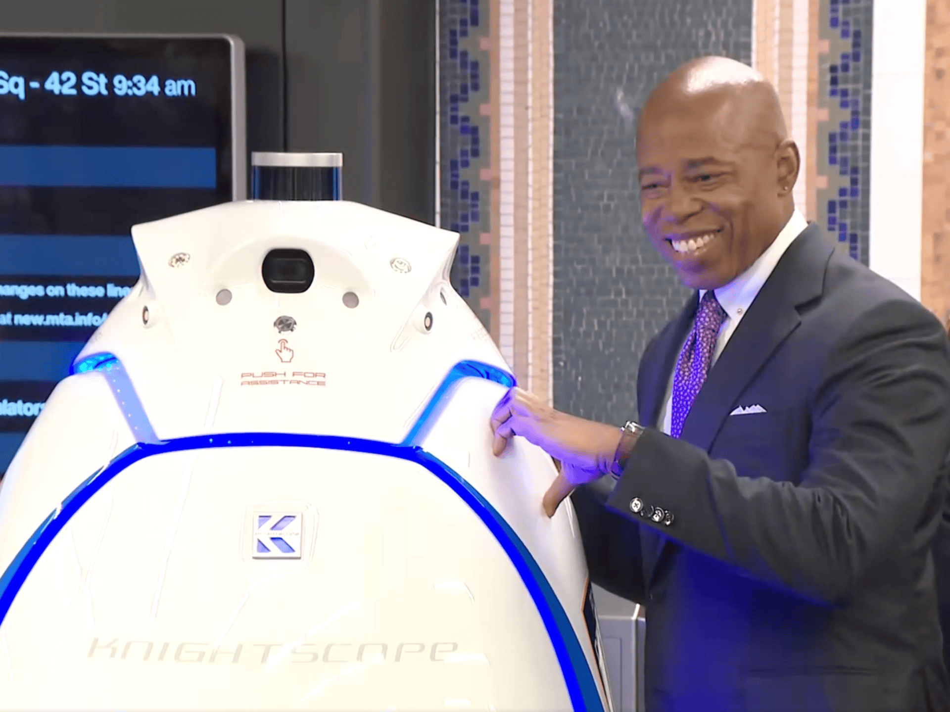 Žmonės šaiposi iš Niujorko mero Erico Adamso, kuris bandė padaryti širdies ženklą su naujuoju miesto patruliniu robotu be rankų.