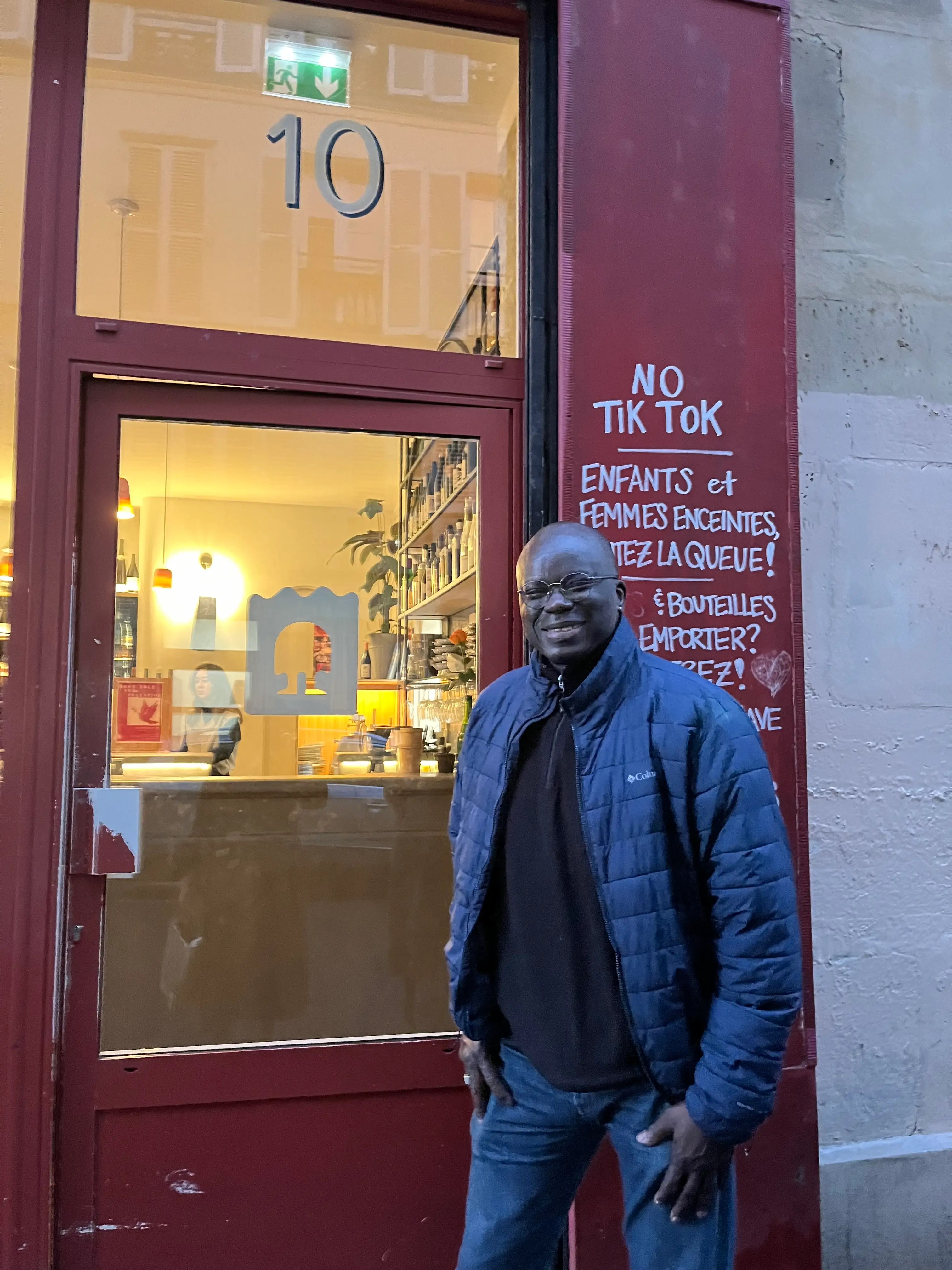 Paryžiaus vyno baras uždraudė „TikTokers“ ir pasamdė atšokėją, kuris kontroliuotų minias, kai tai tapo nepageidaujama virusine sensacija.