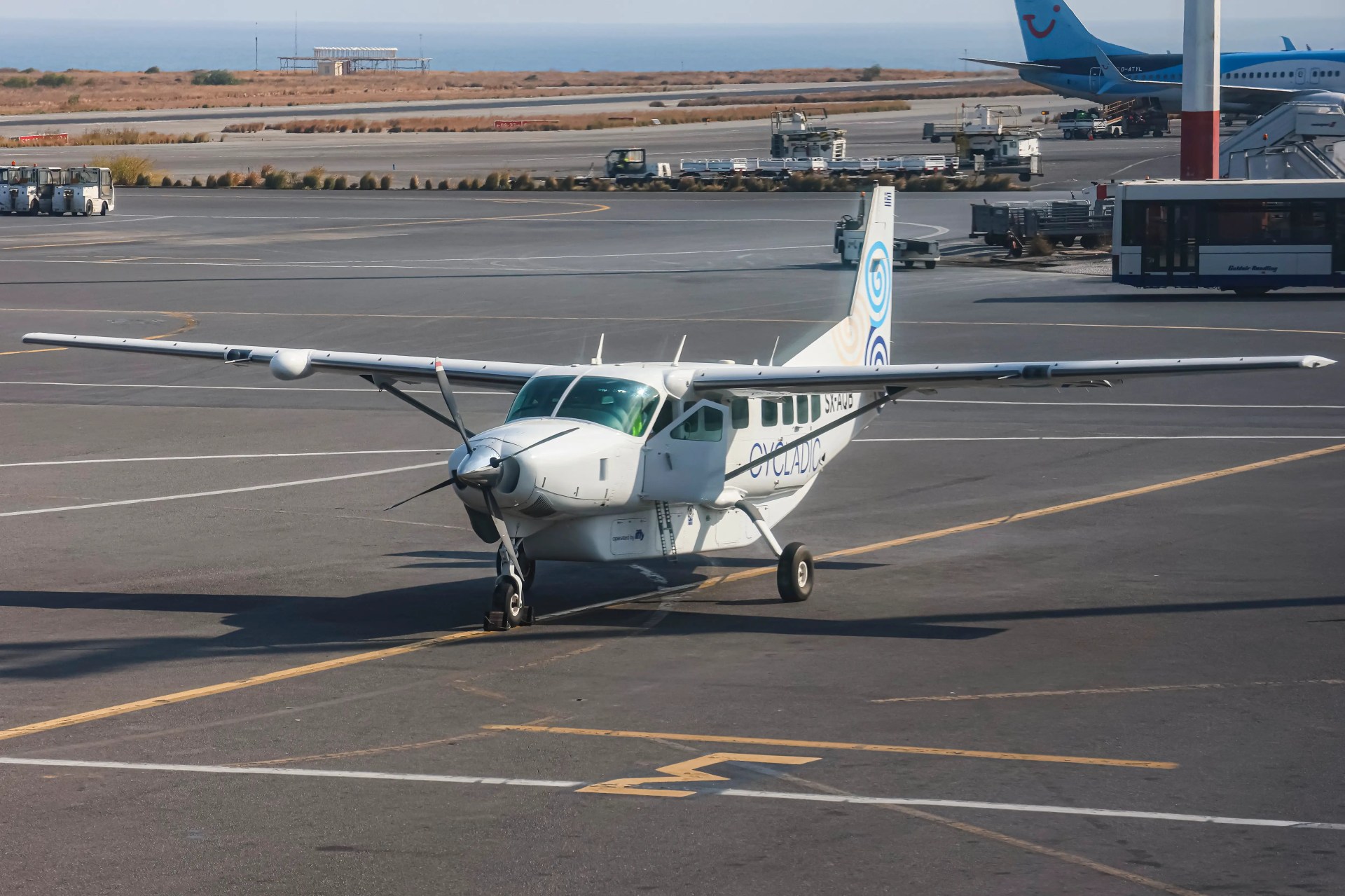 Krovininis lėktuvas skrido 50 mylių be piloto, naudodamas pusiau automatizuotą sistemą.  Aviacijos ekspertas teigia, kad ši technologija galėtų išspręsti pilotų trūkumą.